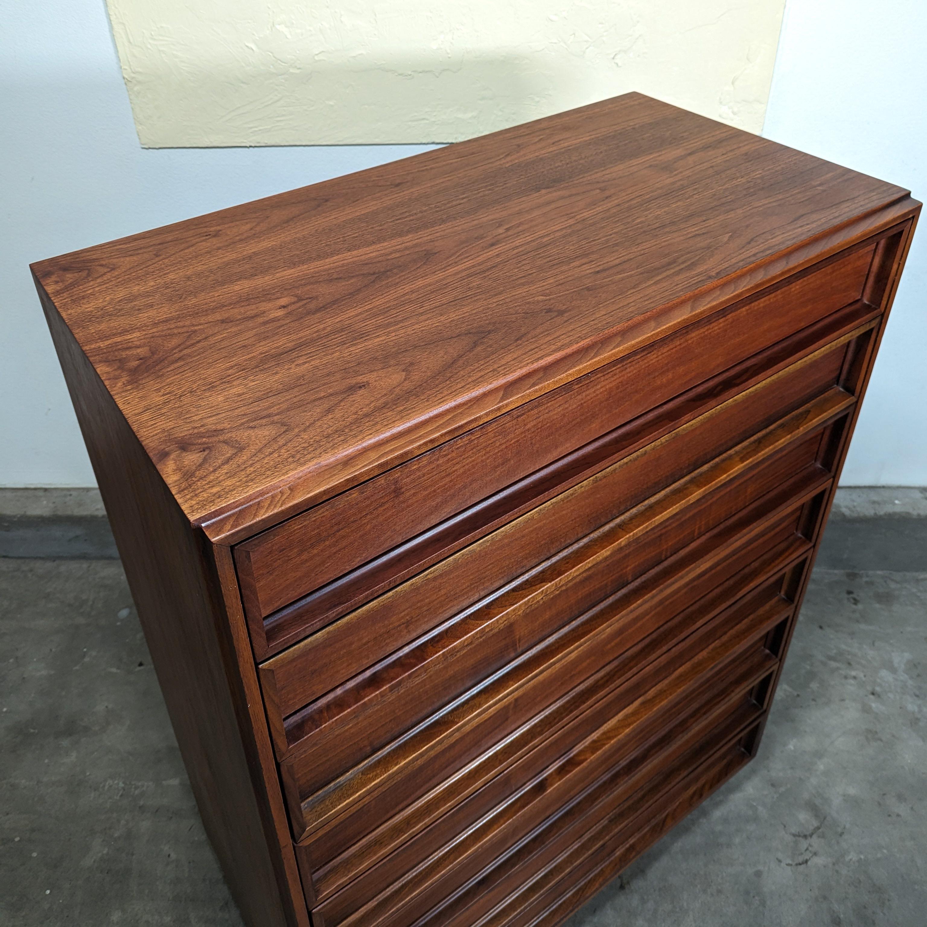 Mid Century Modern Walnut Tallboy Dresser By John Keal for Brown Saltman, c1960s In Good Condition For Sale In Chino Hills, CA