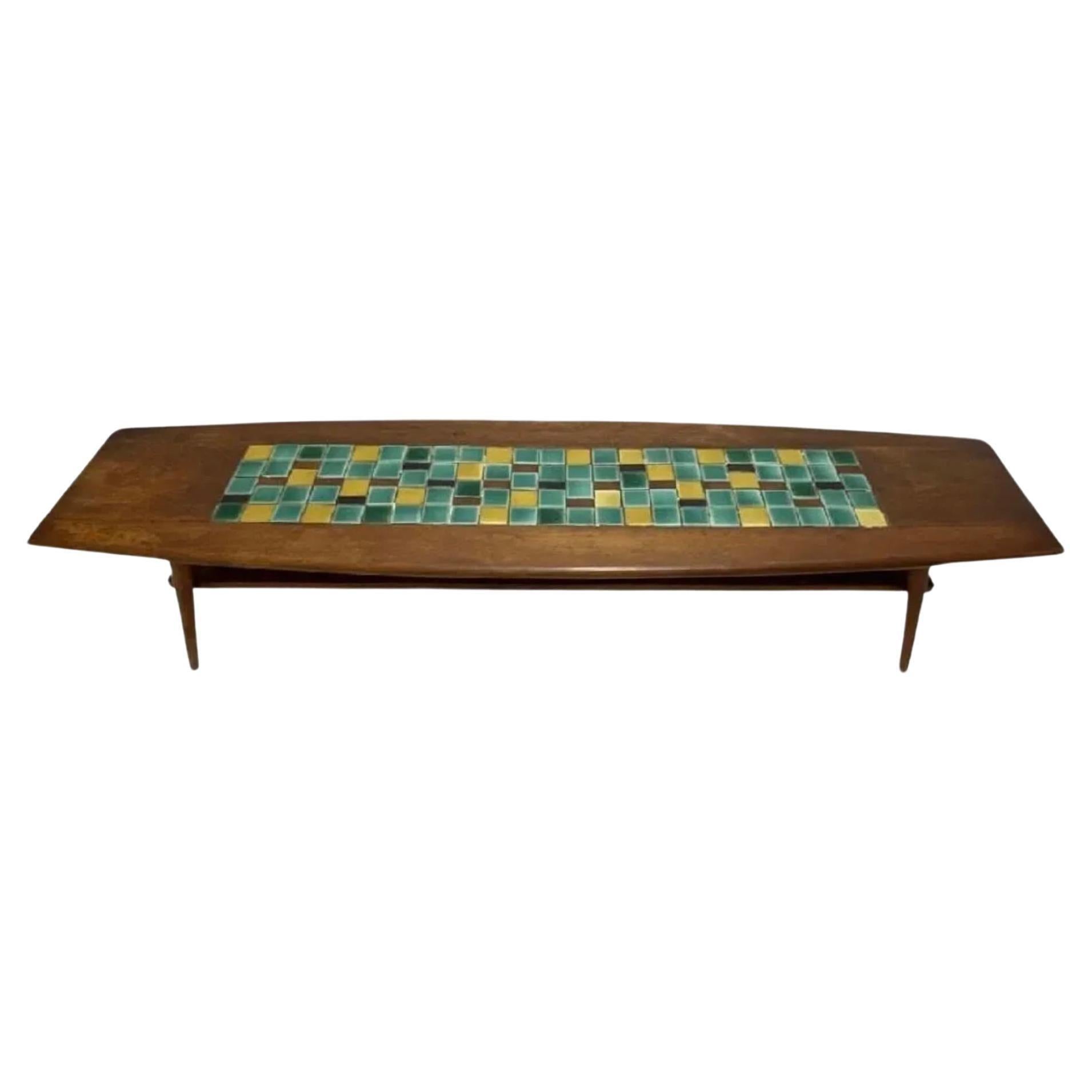 Mesa de centro cónica de nogal moderno de mediados de siglo con azulejos de cerámica de colores en la parte inferior