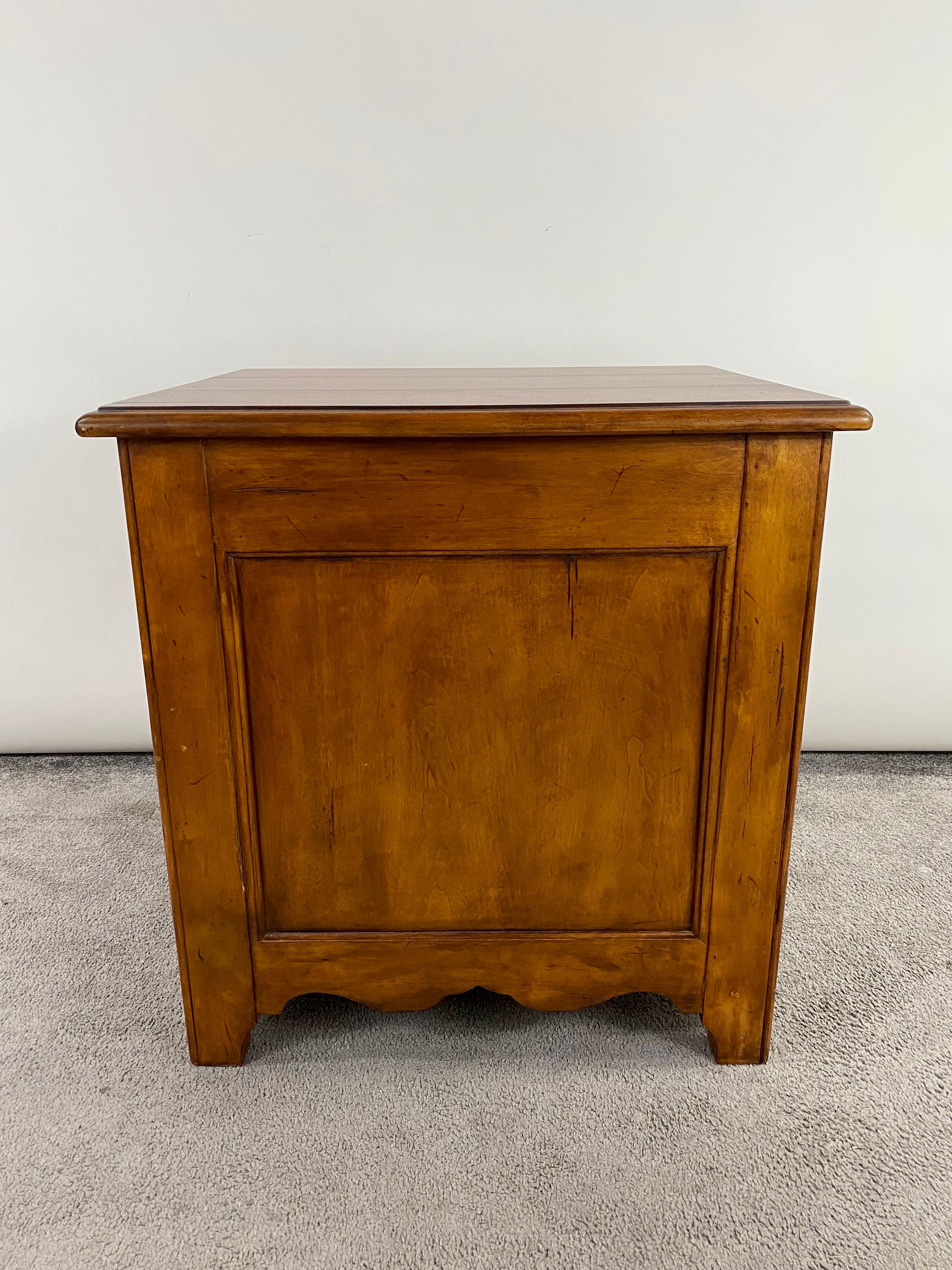 Le style mi-siècle moderne du noyer  Table d'appoint, table de chevet ou table de nuit à trois tiroirs par Hekman  en vente 6