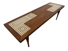 Couchtisch im Mid-Century-Modern-Stil mit Fliesenplatte aus Walnussholz