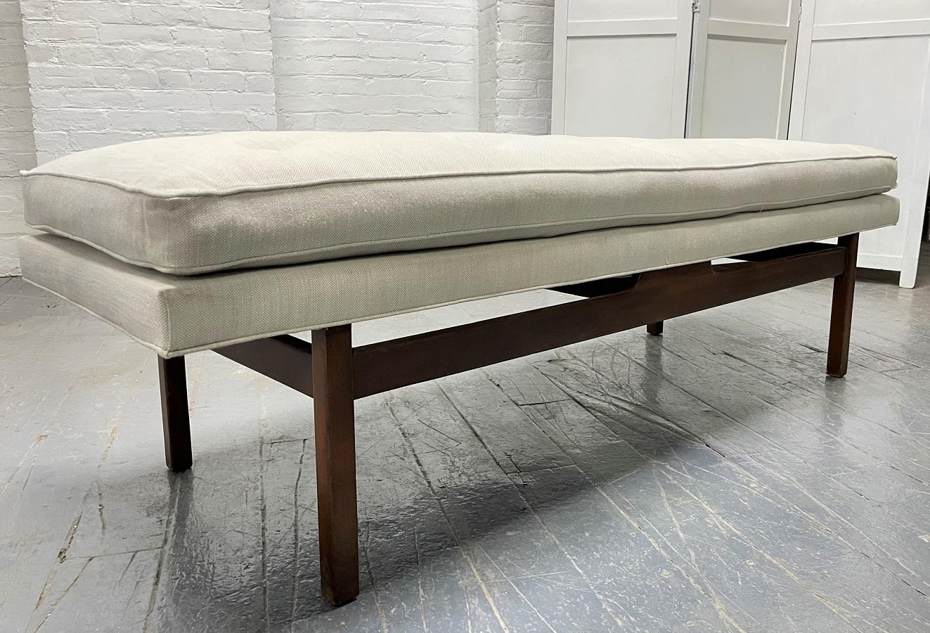 Banc touffeté de style Mid-Century Modern avec une base en noyer. Nouvellement tapissé.