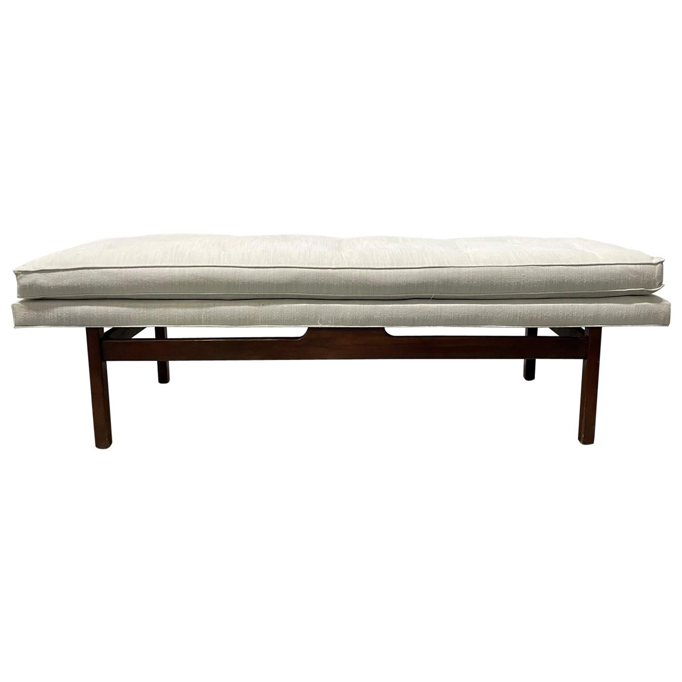 Banc en noyer touffeté de style mi-siècle moderne