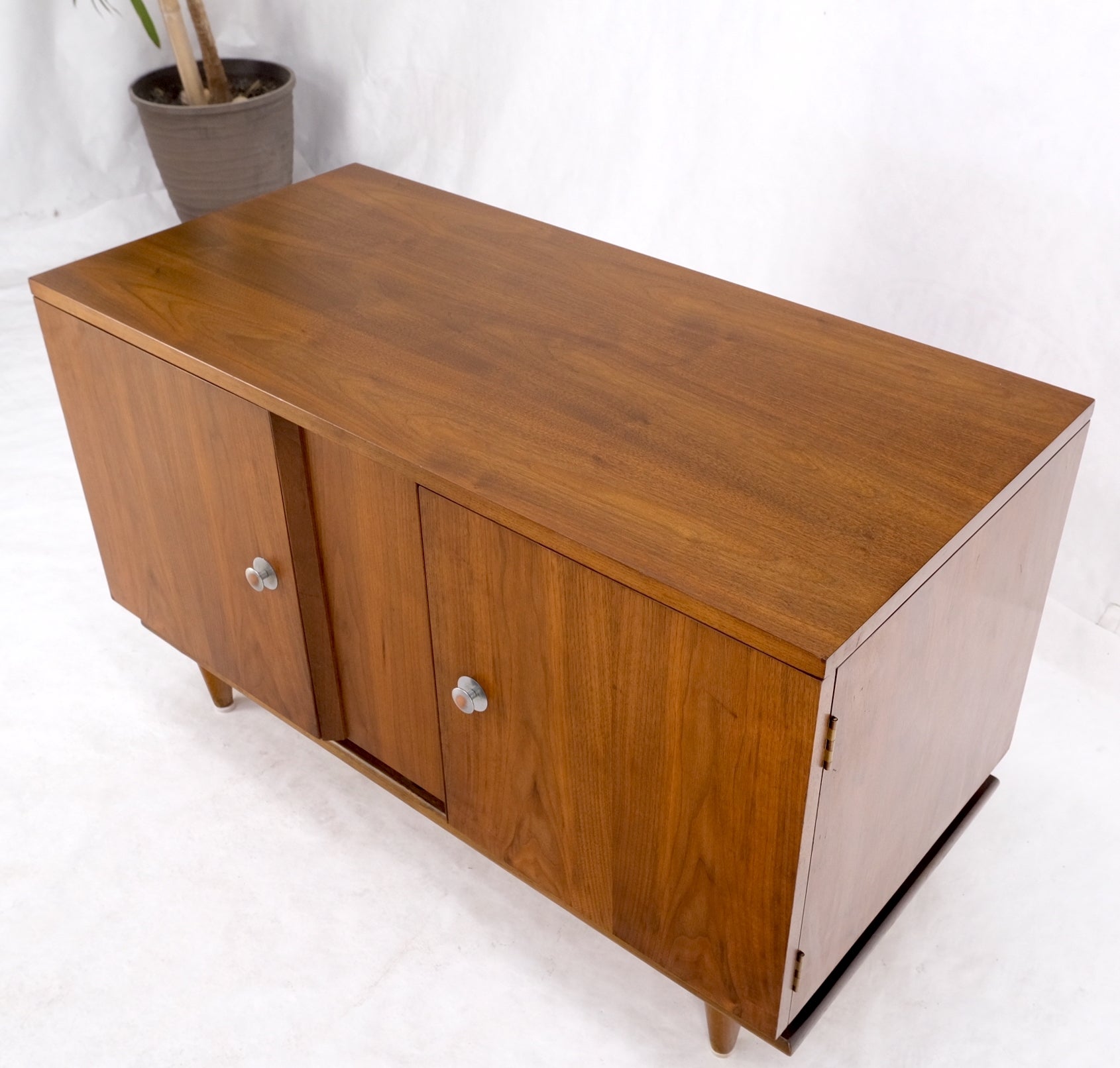 Mid-Century Modern Walnut Two Doors Floating Base Small Petit Credenza Mint In Good Condition For Sale In Rockaway, NJ