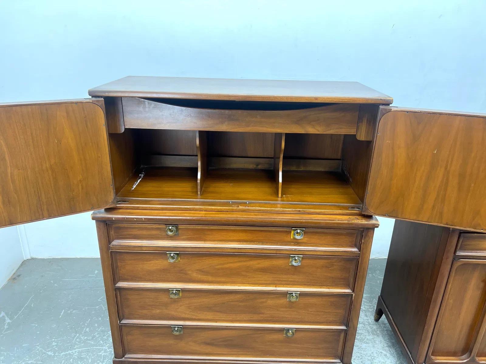 Mid Century Modern Walnut Two-Piece Gentleman's Chest In Good Condition For Sale In Elkton, MD