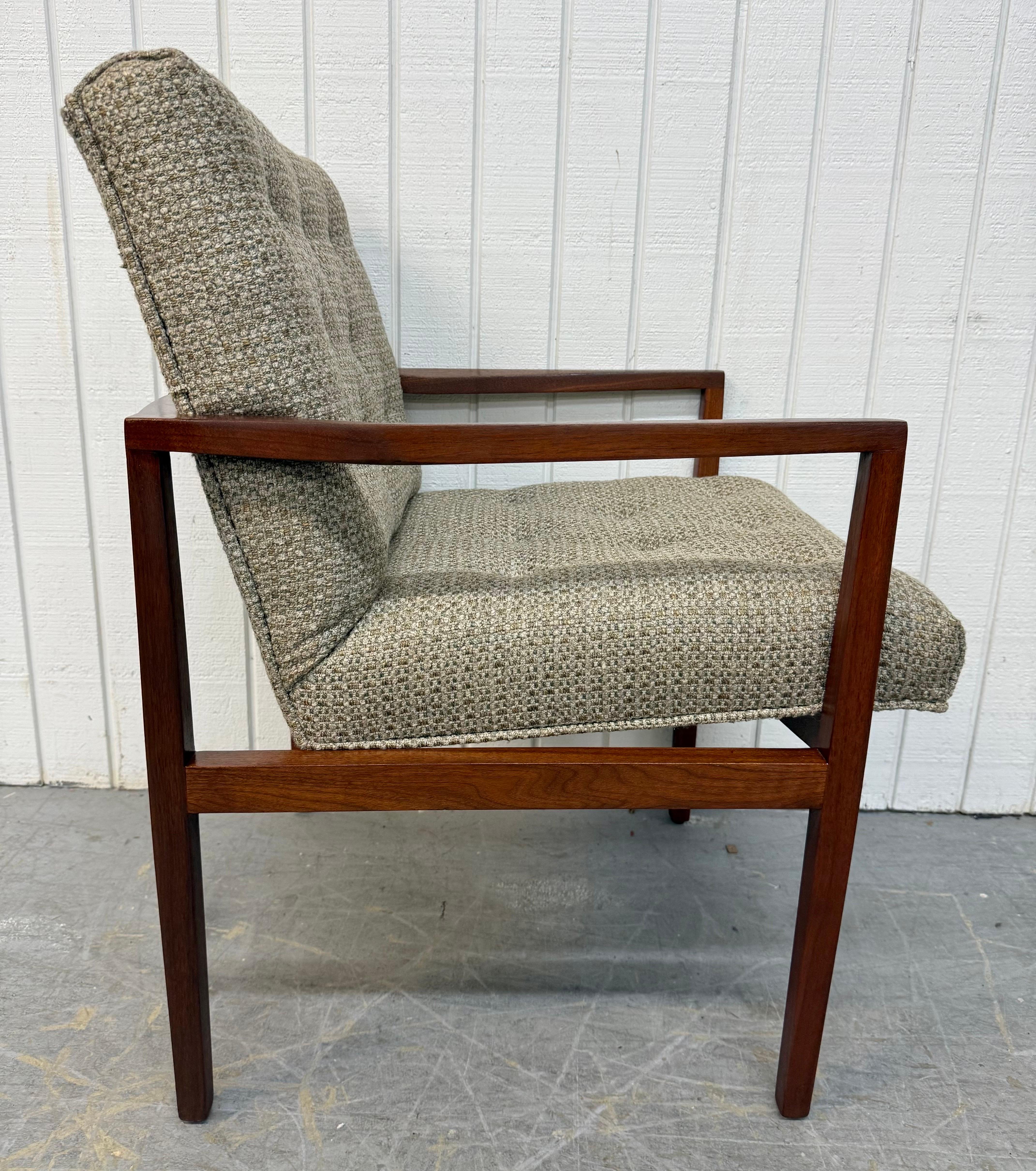 Cette annonce concerne une chaise à bras tapissée en noyer de style moderne du milieu du siècle. Il présente un design rectiligne, un cadre en bois, un corps nouvellement rembourré et une magnifique finition en noyer. Il s'agit d'une combinaison