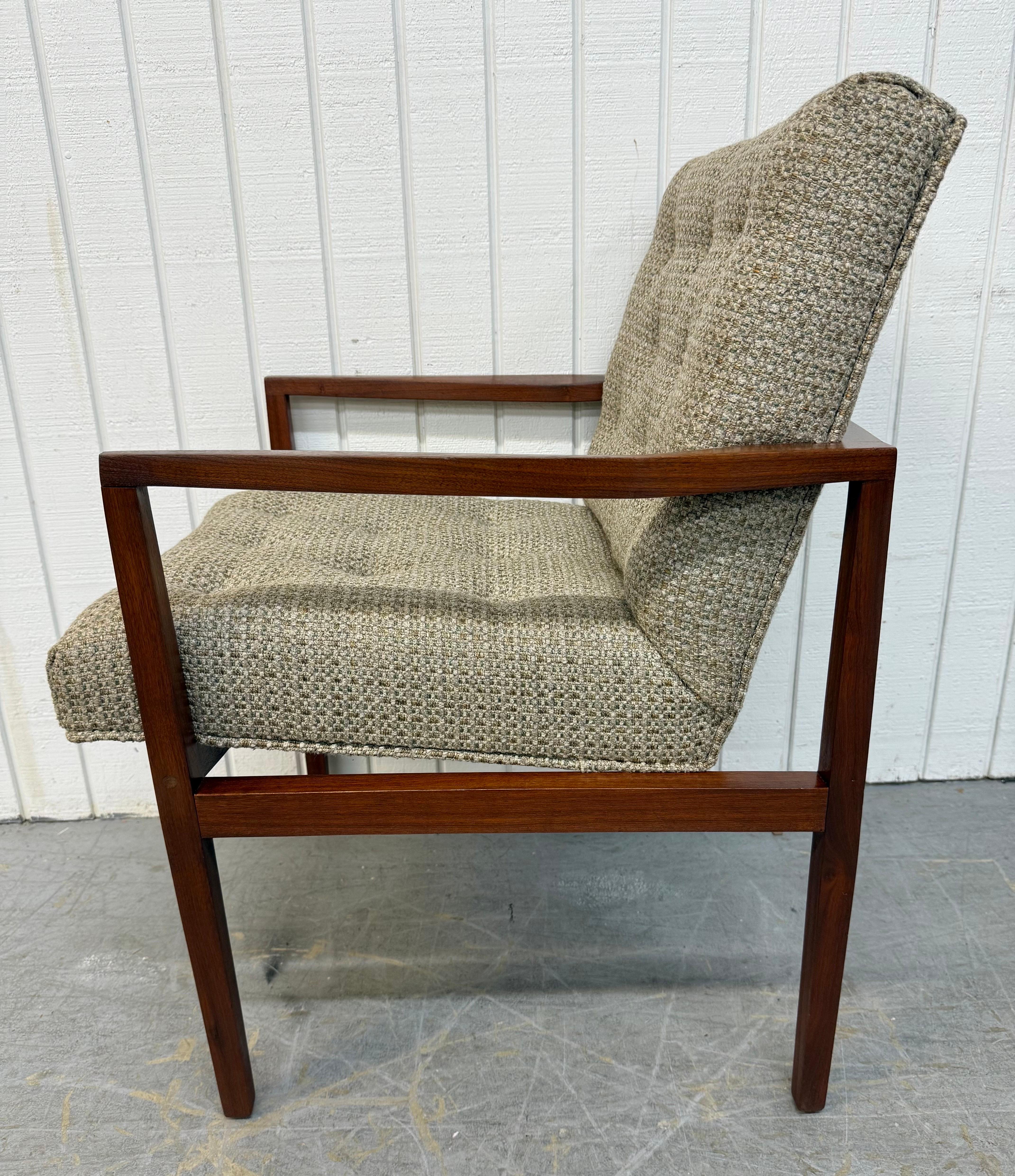 Mid-Century Modern Chaise à accoudoirs en noyer moderne du milieu du siècle en vente