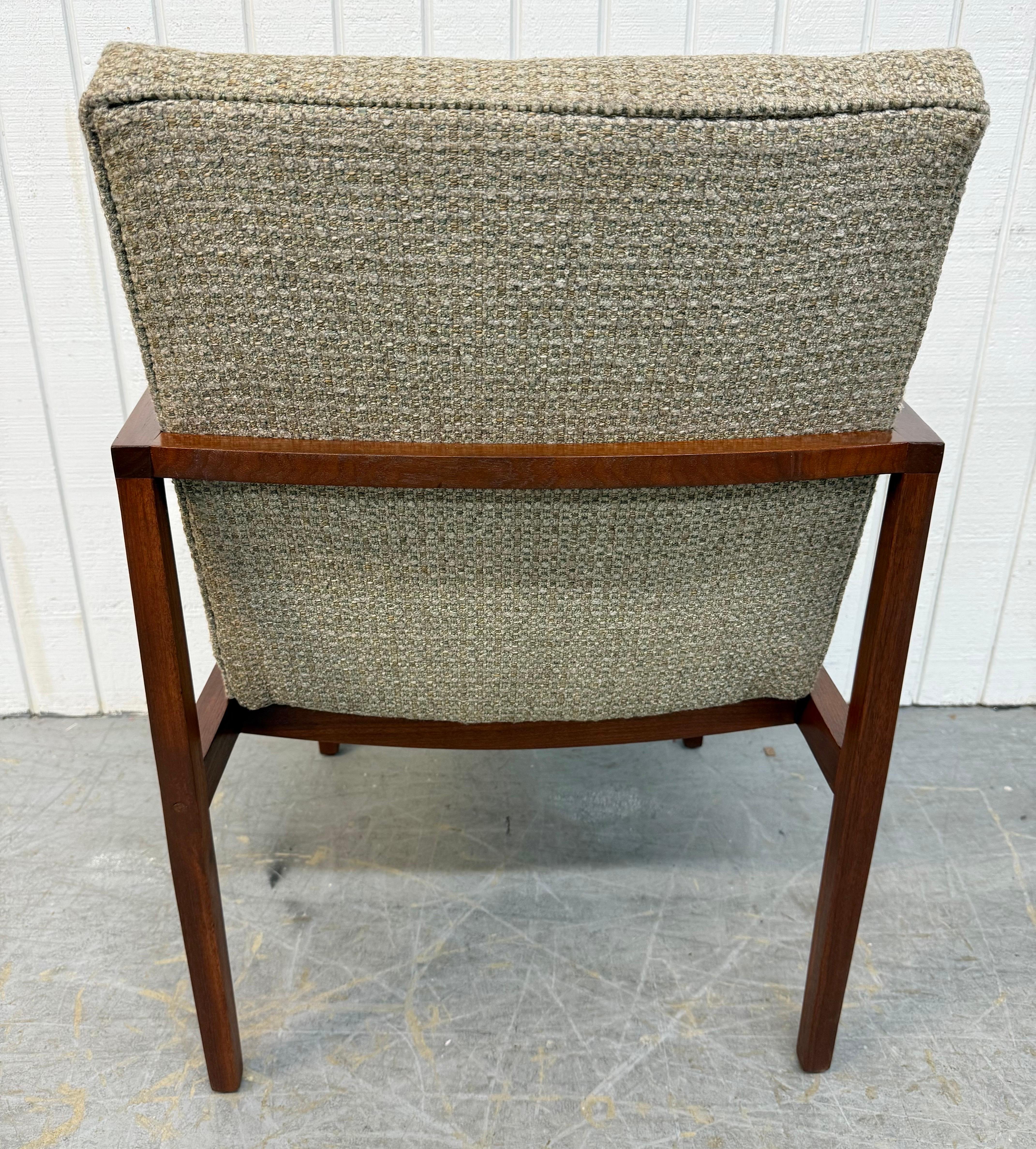 Américain Chaise à accoudoirs en noyer moderne du milieu du siècle en vente