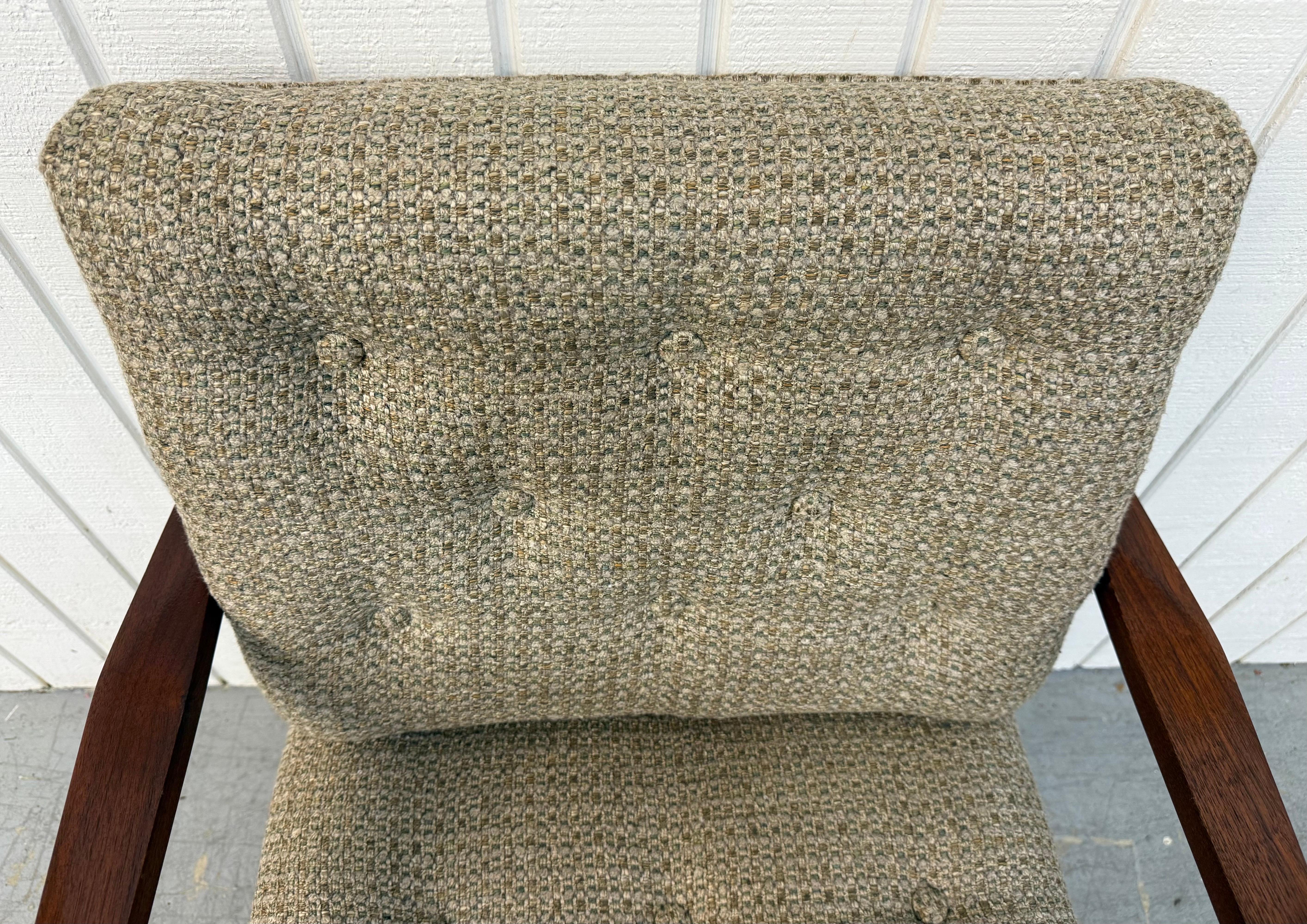 Chaise à accoudoirs en noyer moderne du milieu du siècle Bon état - En vente à Clarksboro, NJ