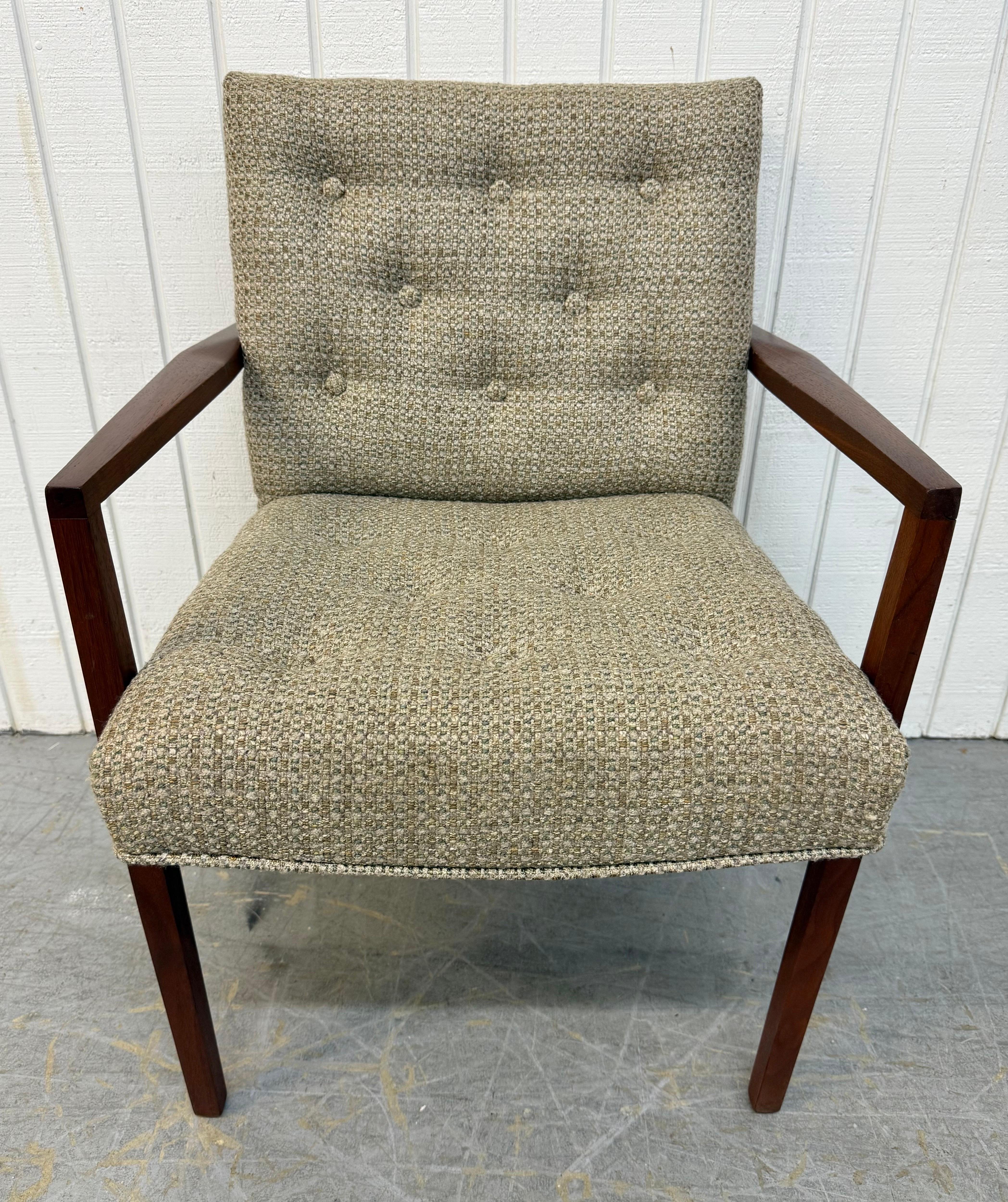 Milieu du XXe siècle Chaise à accoudoirs en noyer moderne du milieu du siècle en vente