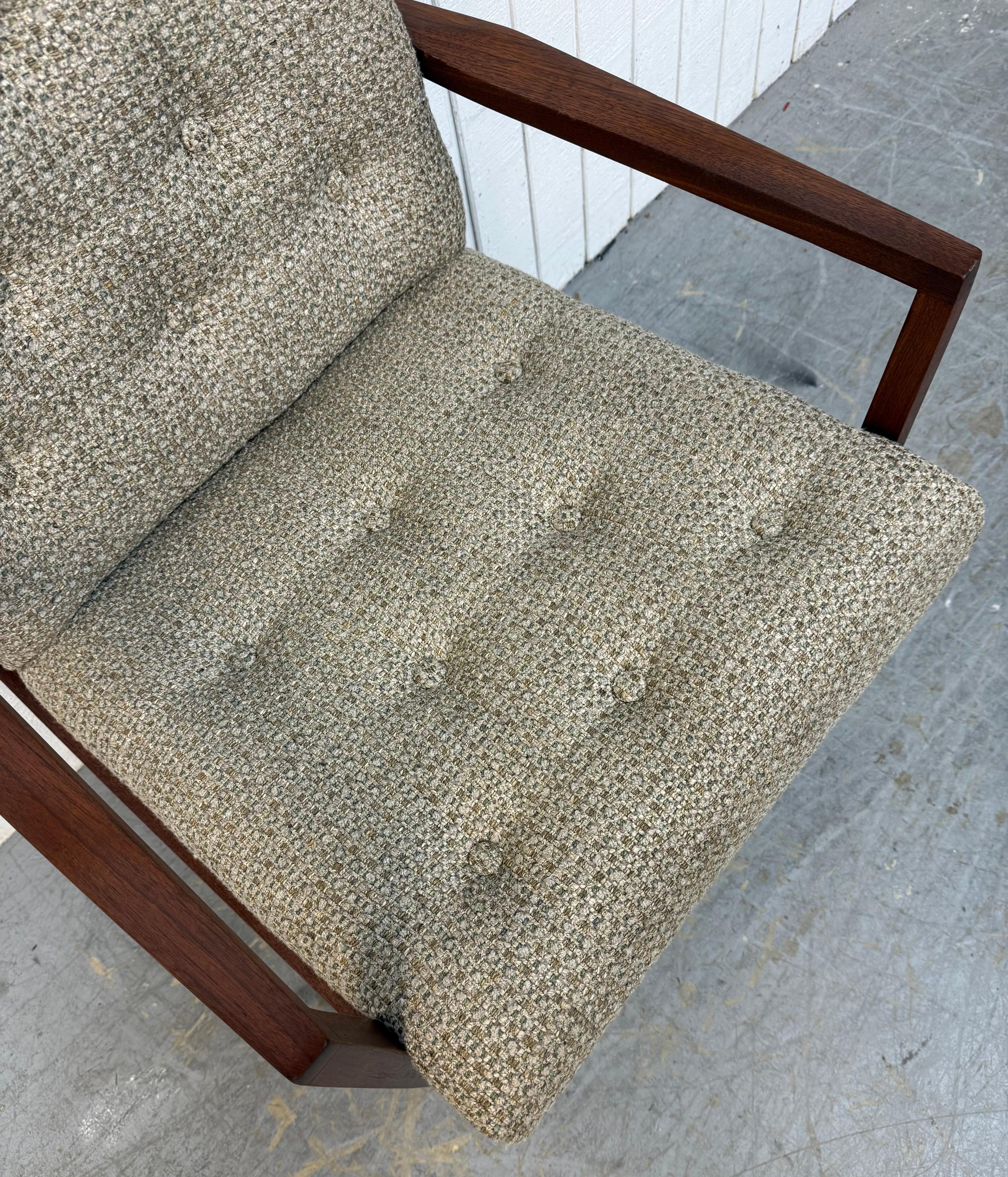 Tissu d'ameublement Chaise à accoudoirs en noyer moderne du milieu du siècle en vente