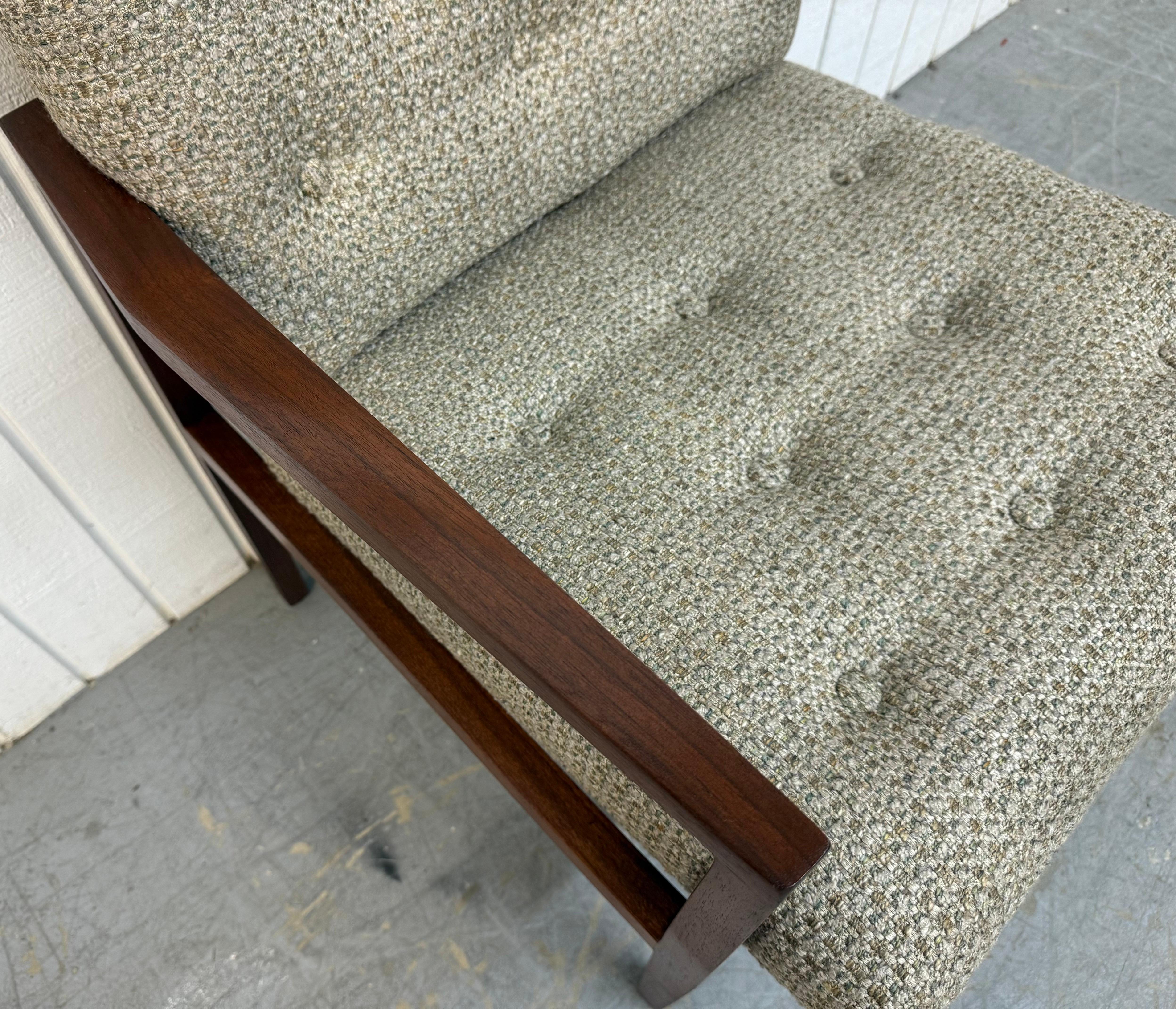 Chaise à accoudoirs en noyer moderne du milieu du siècle en vente 1