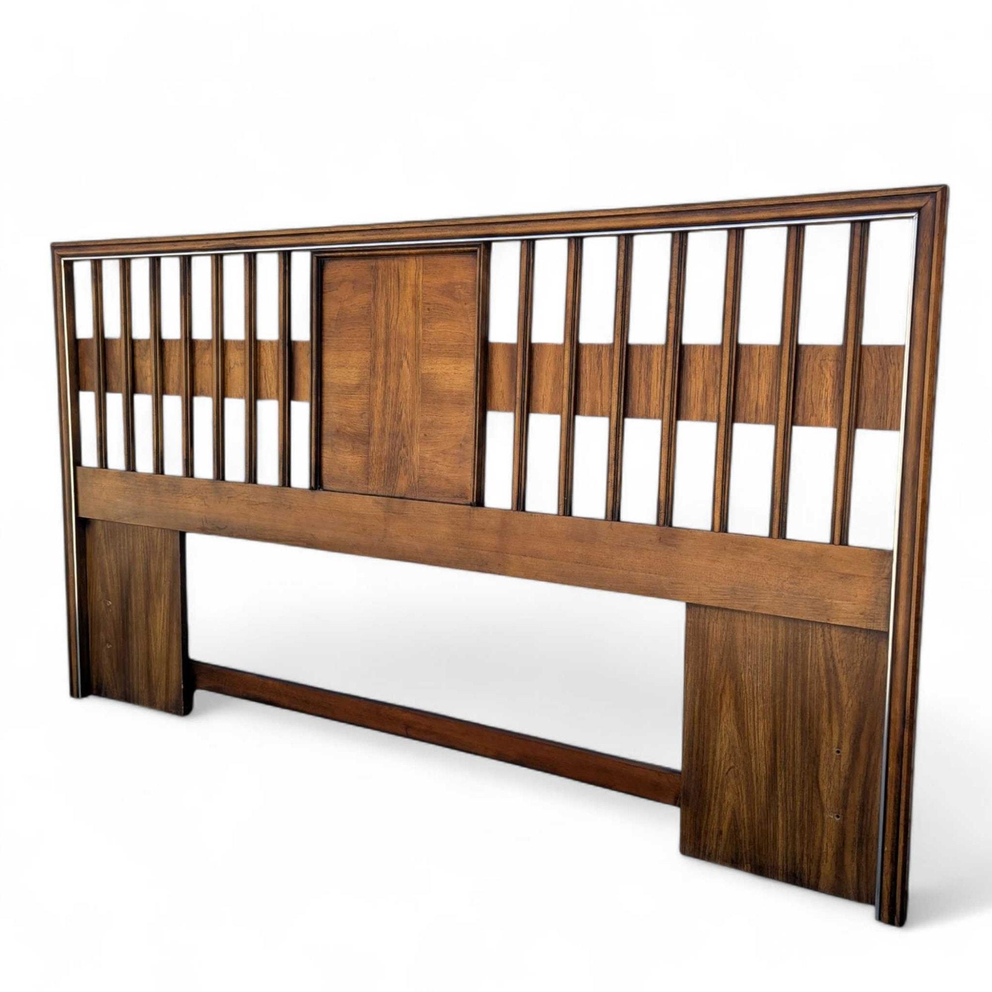 Une élégante tête de lit king-size moderne du milieu du siècle, fabriquée en placage de noyer magnifiquement grainé avec des garnitures en chrome poli, présentant des lignes épurées et sculpturales.

Cette pièce incarne des lignes épurées et un