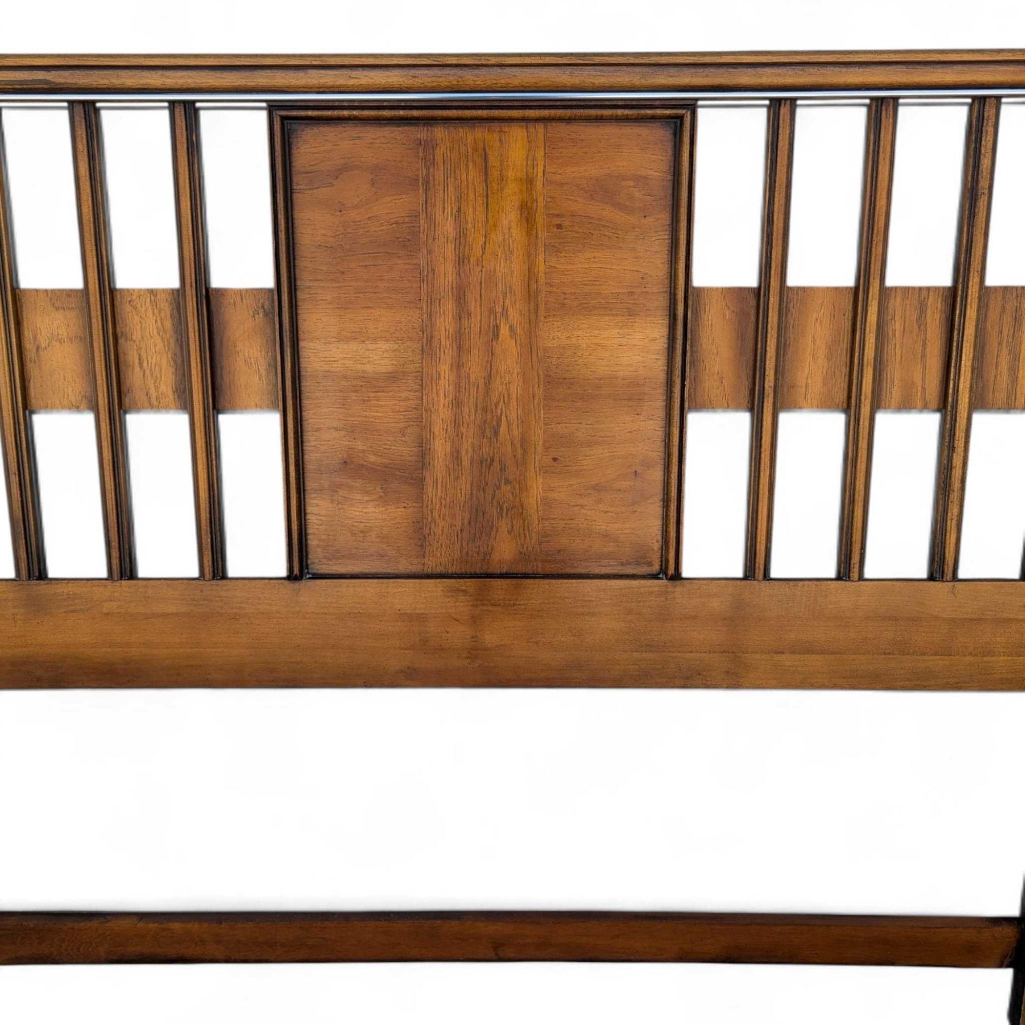 Tête de lit King en placage de noyer avec garniture chromée en vente 1