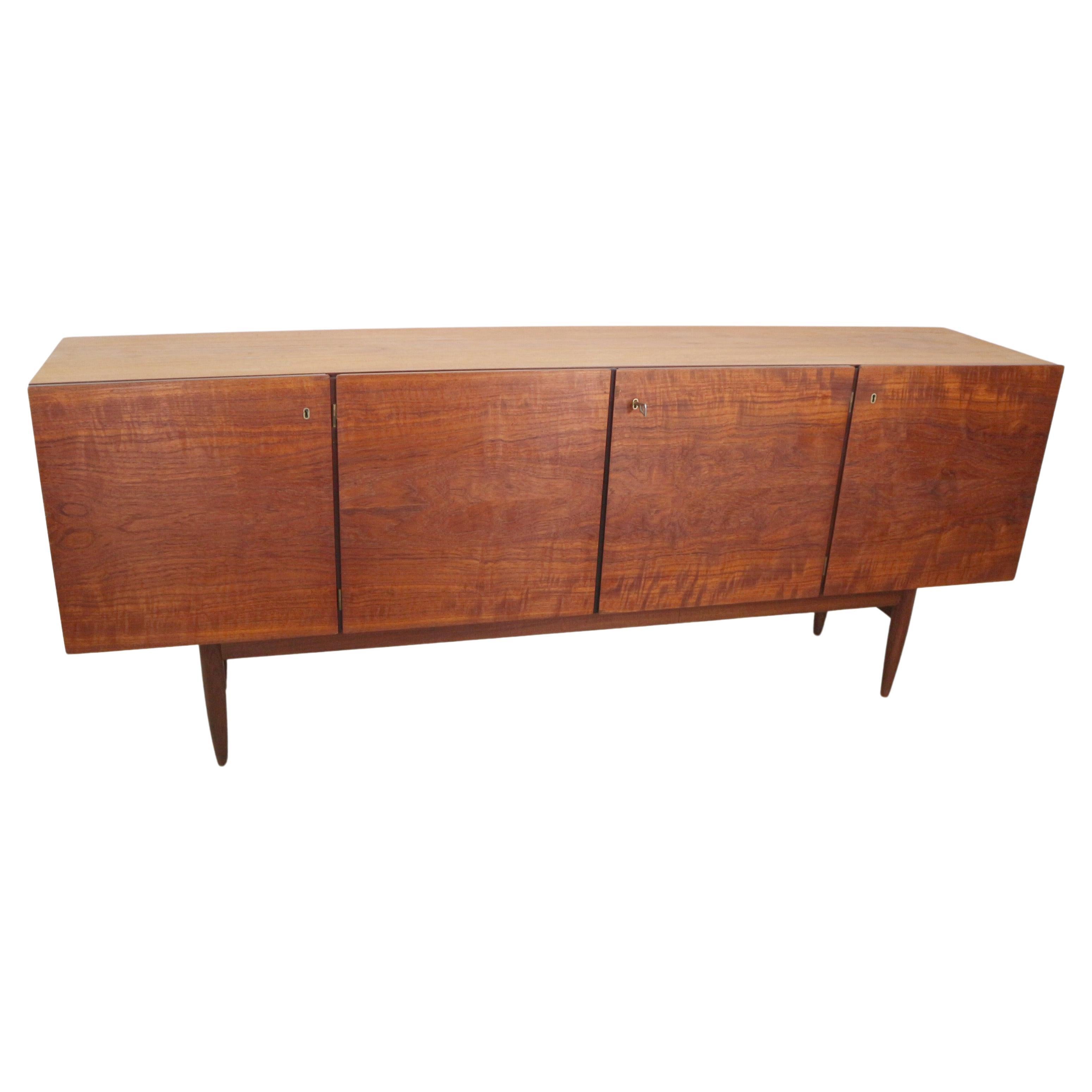 Buffet vintage en noyer de style moderne du milieu du siècle 1960, Danemark