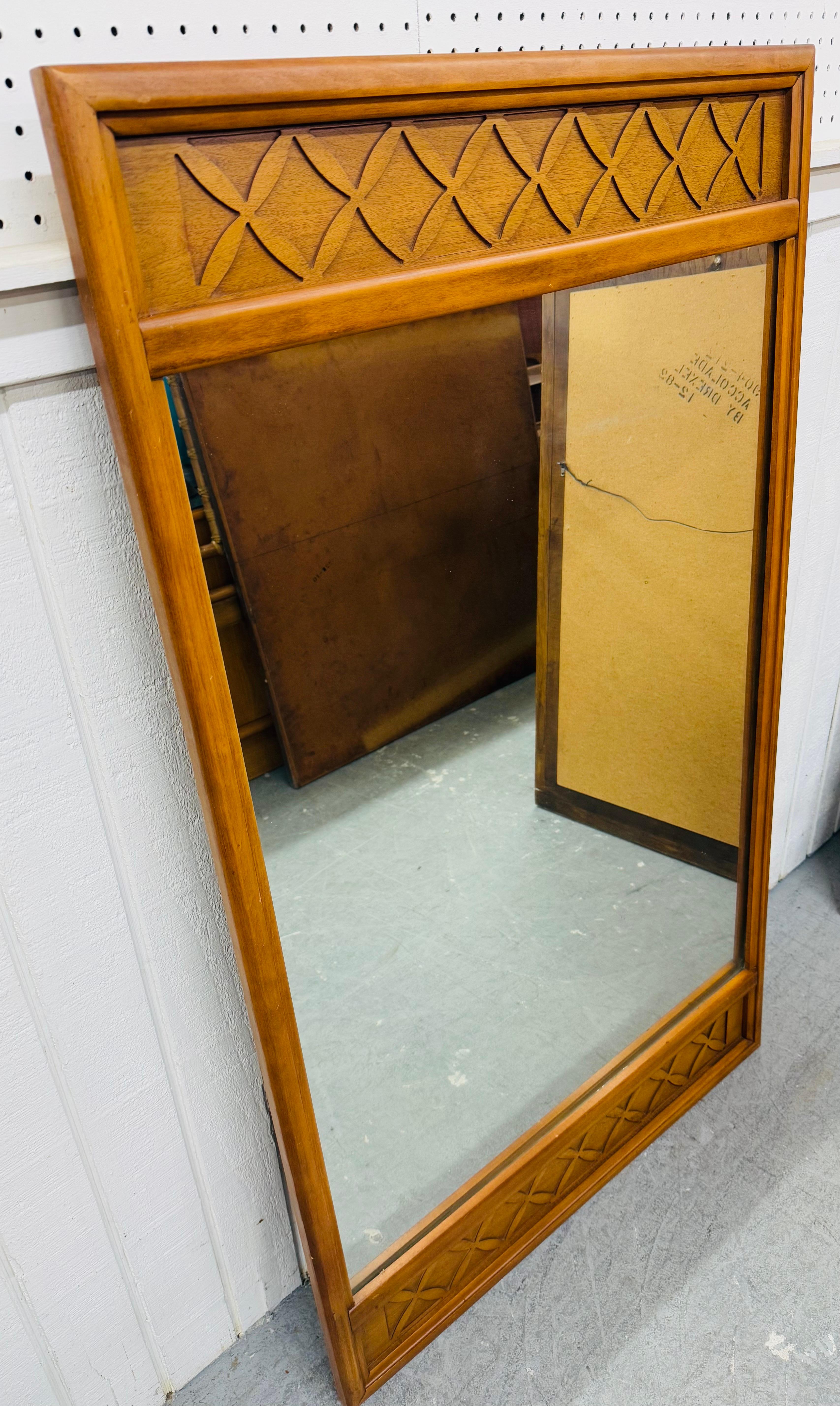 Este anuncio es para un Espejo de Pared de Nogal Moderno de Mediados de Siglo. Con un diseño de líneas rectas, espejo rectangular, marco de nogal y un bonito acabado en nogal. ¡Es una combinación excepcional de calidad y diseño MCM!