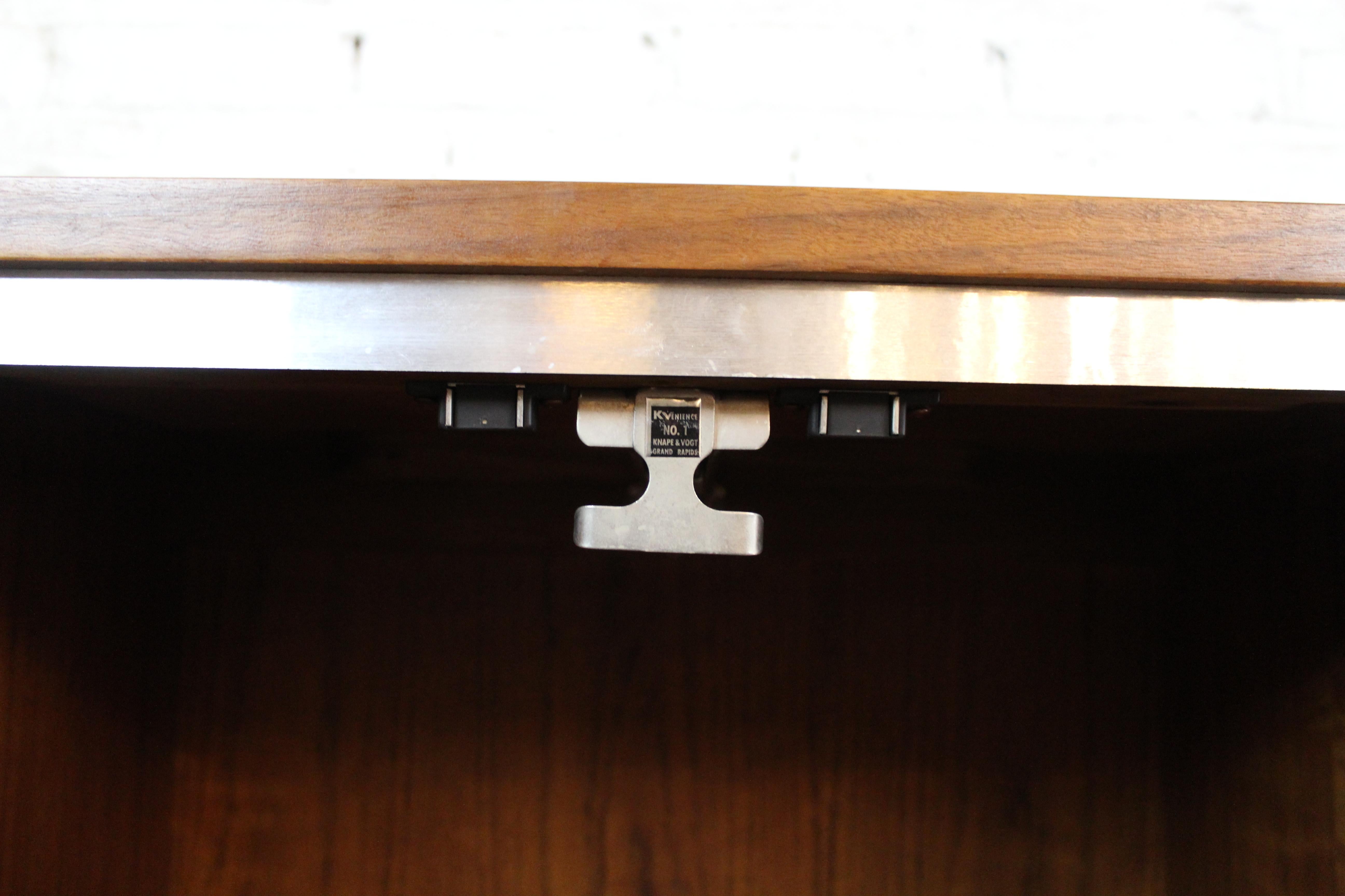 Armoire en noyer The MODERNITY par Founders Furniture en vente 3