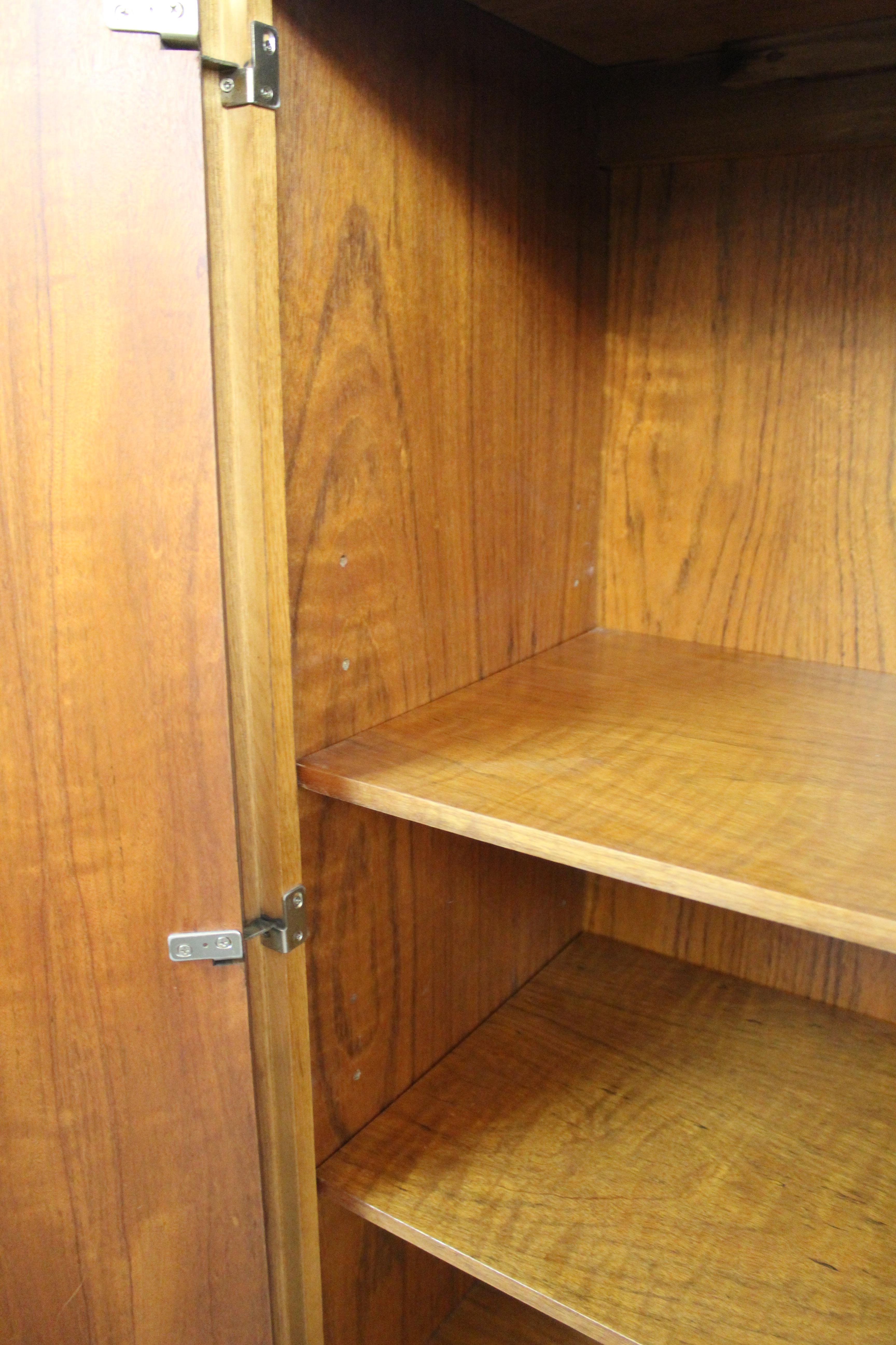 Armoire en noyer The MODERNITY par Founders Furniture en vente 4