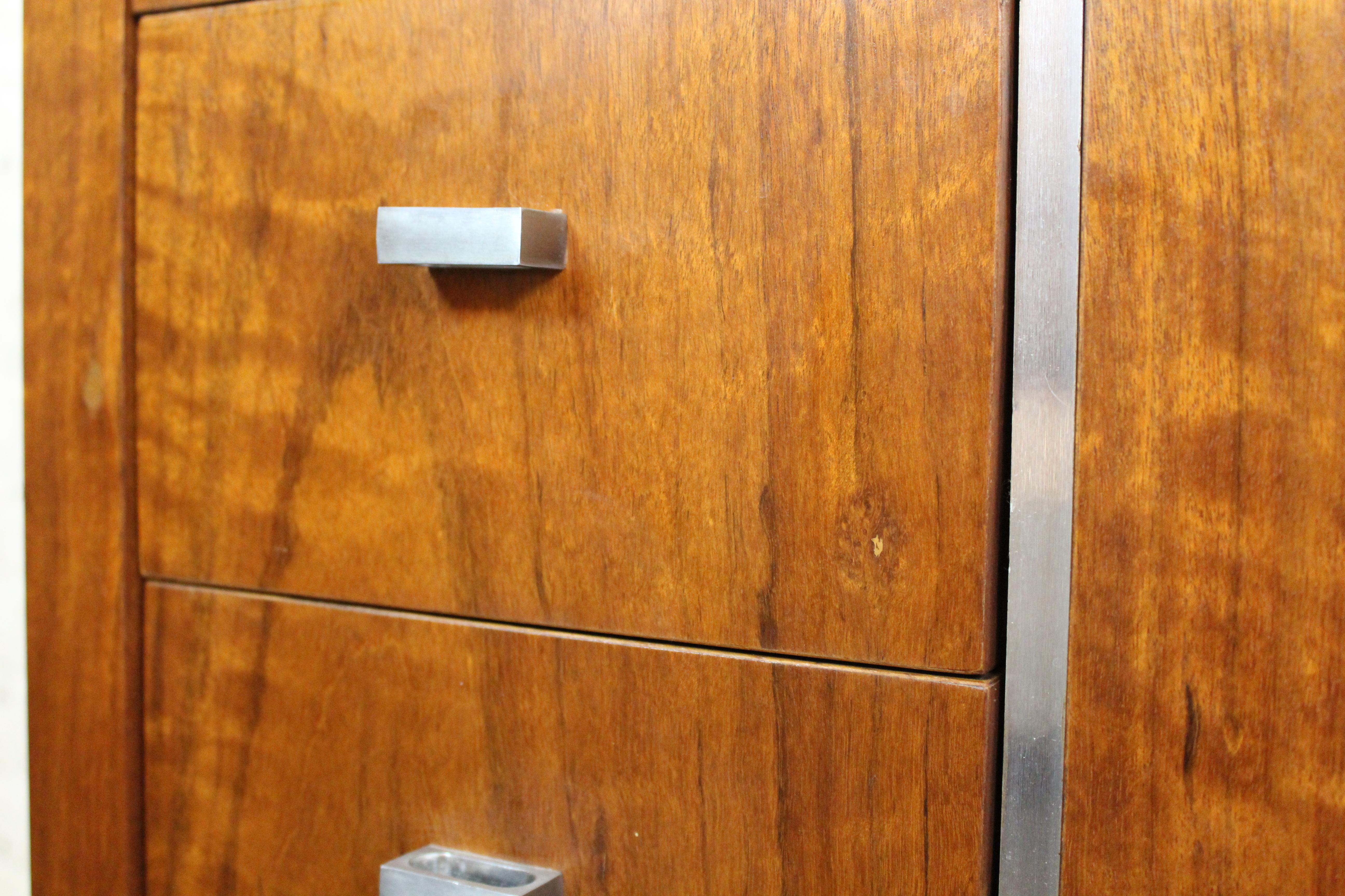 Armoire en noyer The MODERNITY par Founders Furniture en vente 5