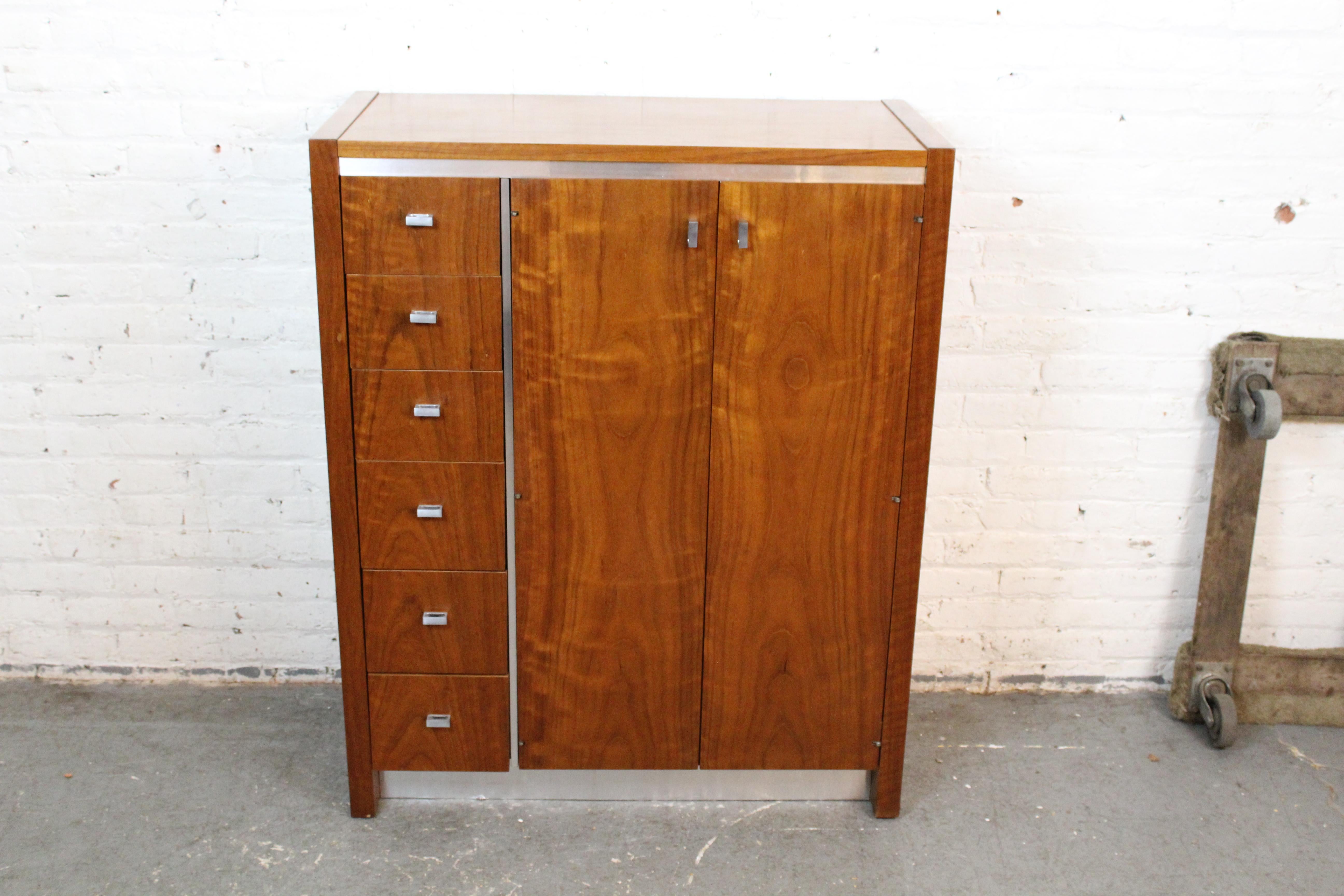 Armoire en noyer The MODERNITY par Founders Furniture en vente 9