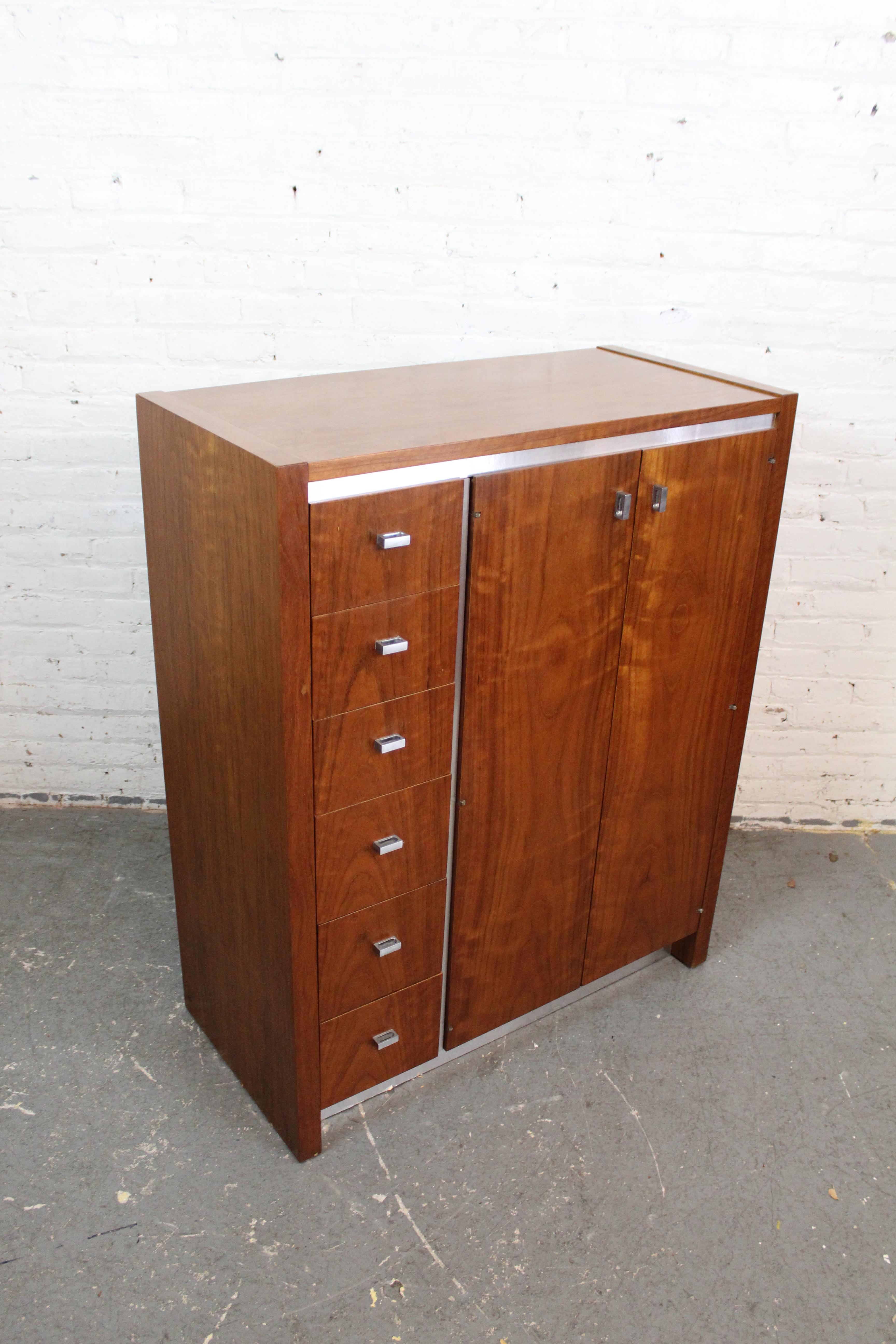 Mid-Century Modern Armoire en noyer The MODERNITY par Founders Furniture en vente