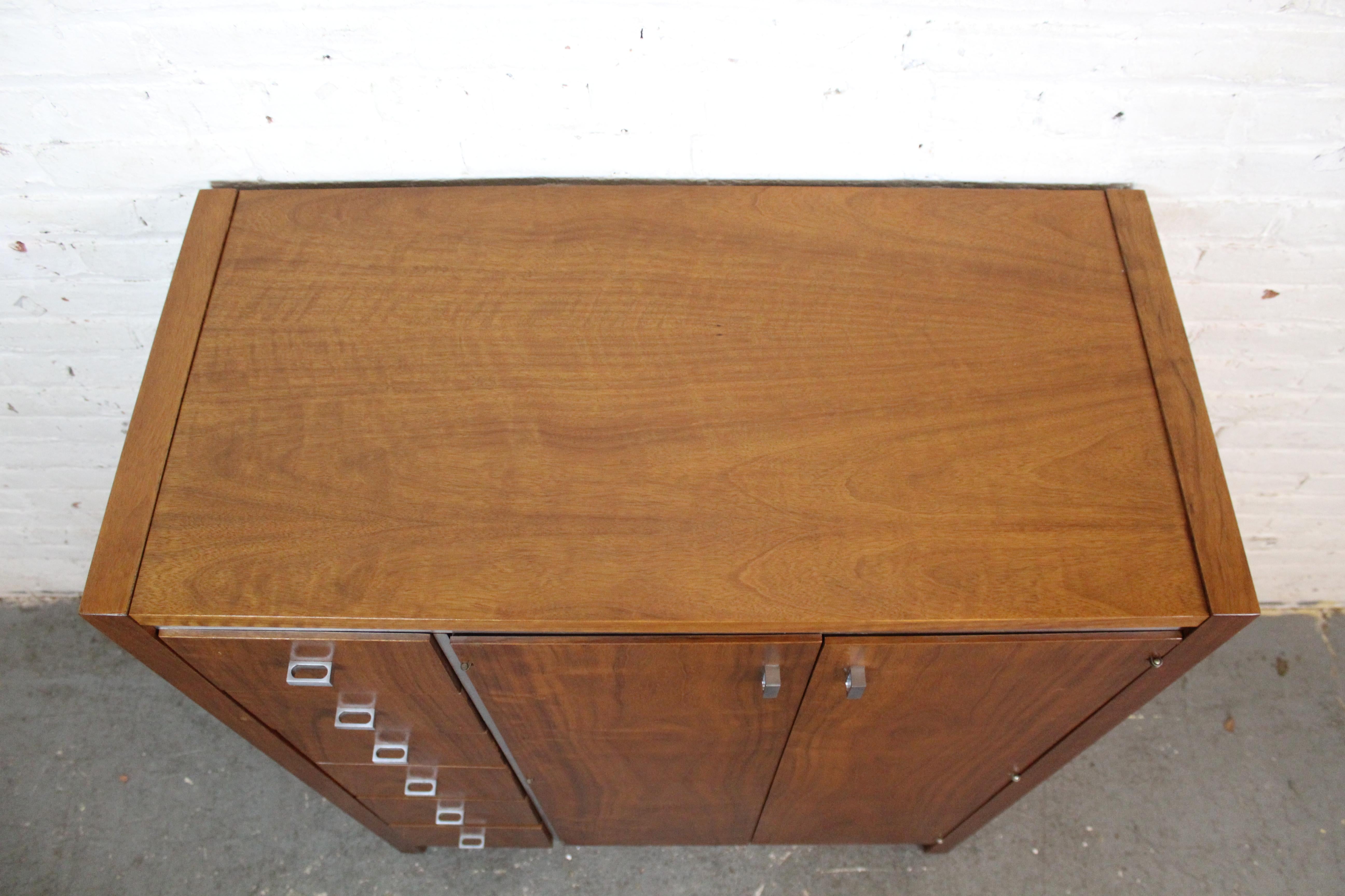 Américain Armoire en noyer The MODERNITY par Founders Furniture en vente