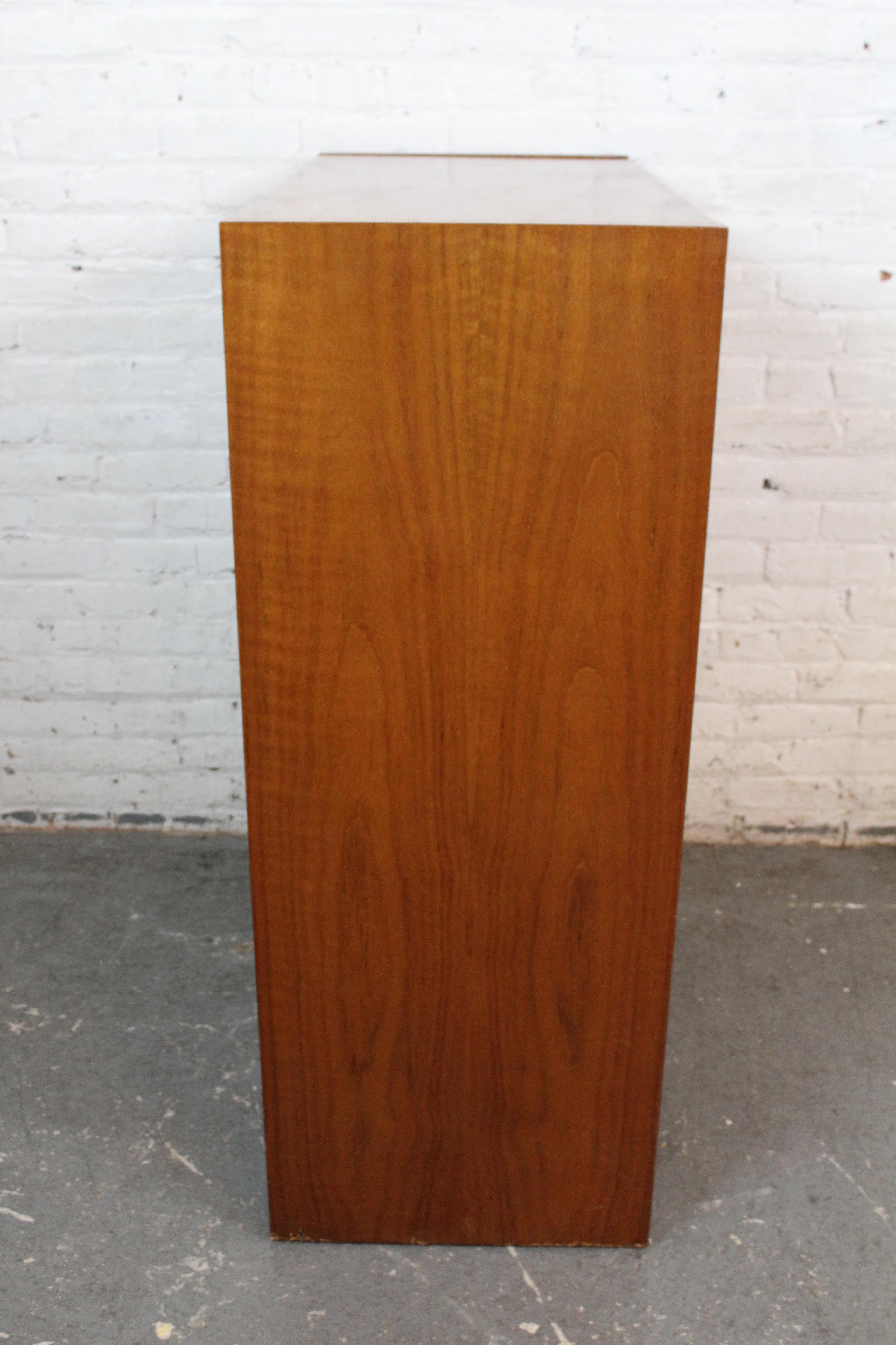 Placage Armoire en noyer The MODERNITY par Founders Furniture en vente