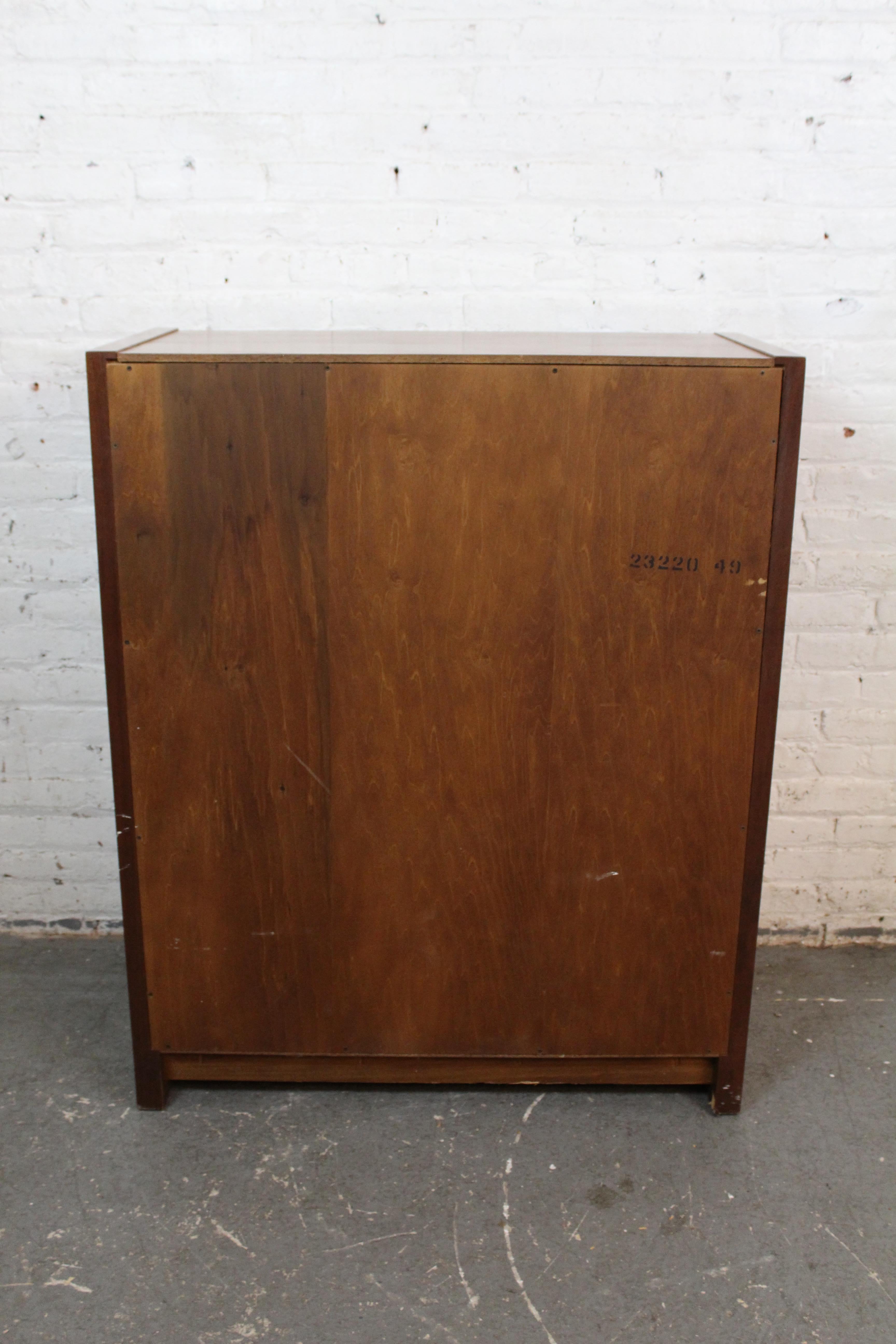 Armoire en noyer The MODERNITY par Founders Furniture Bon état - En vente à Brooklyn, NY