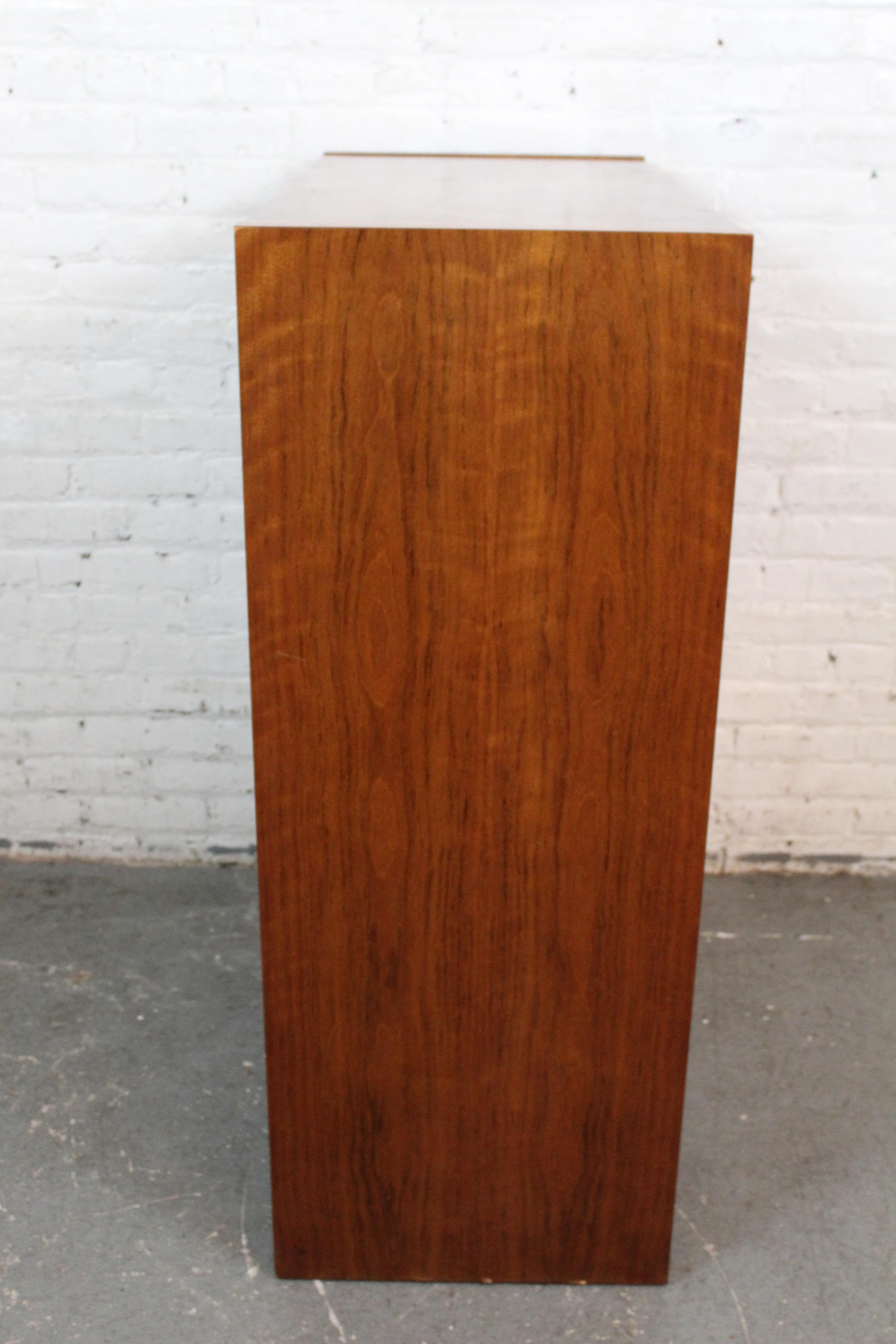 20ième siècle Armoire en noyer The MODERNITY par Founders Furniture en vente