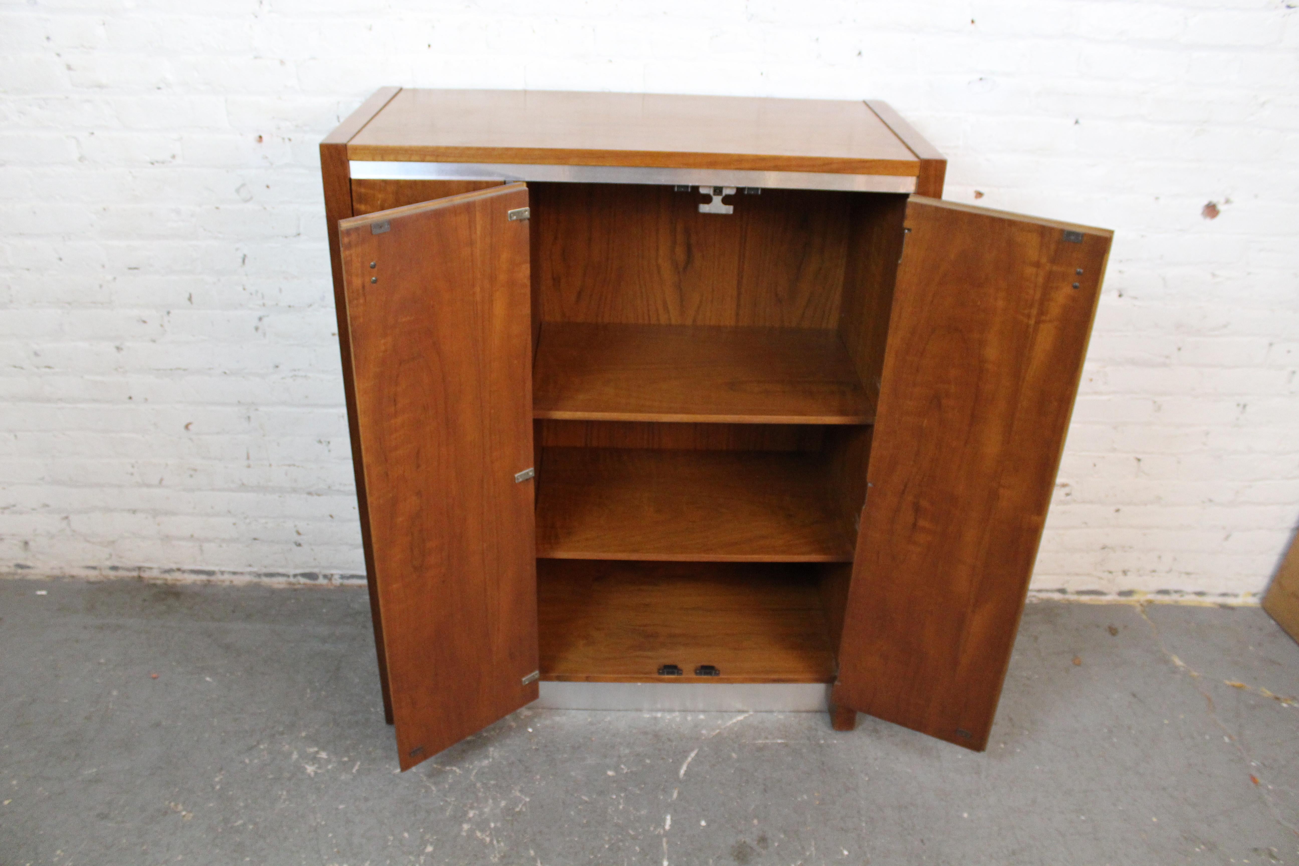 Armoire en noyer The MODERNITY par Founders Furniture en vente 1