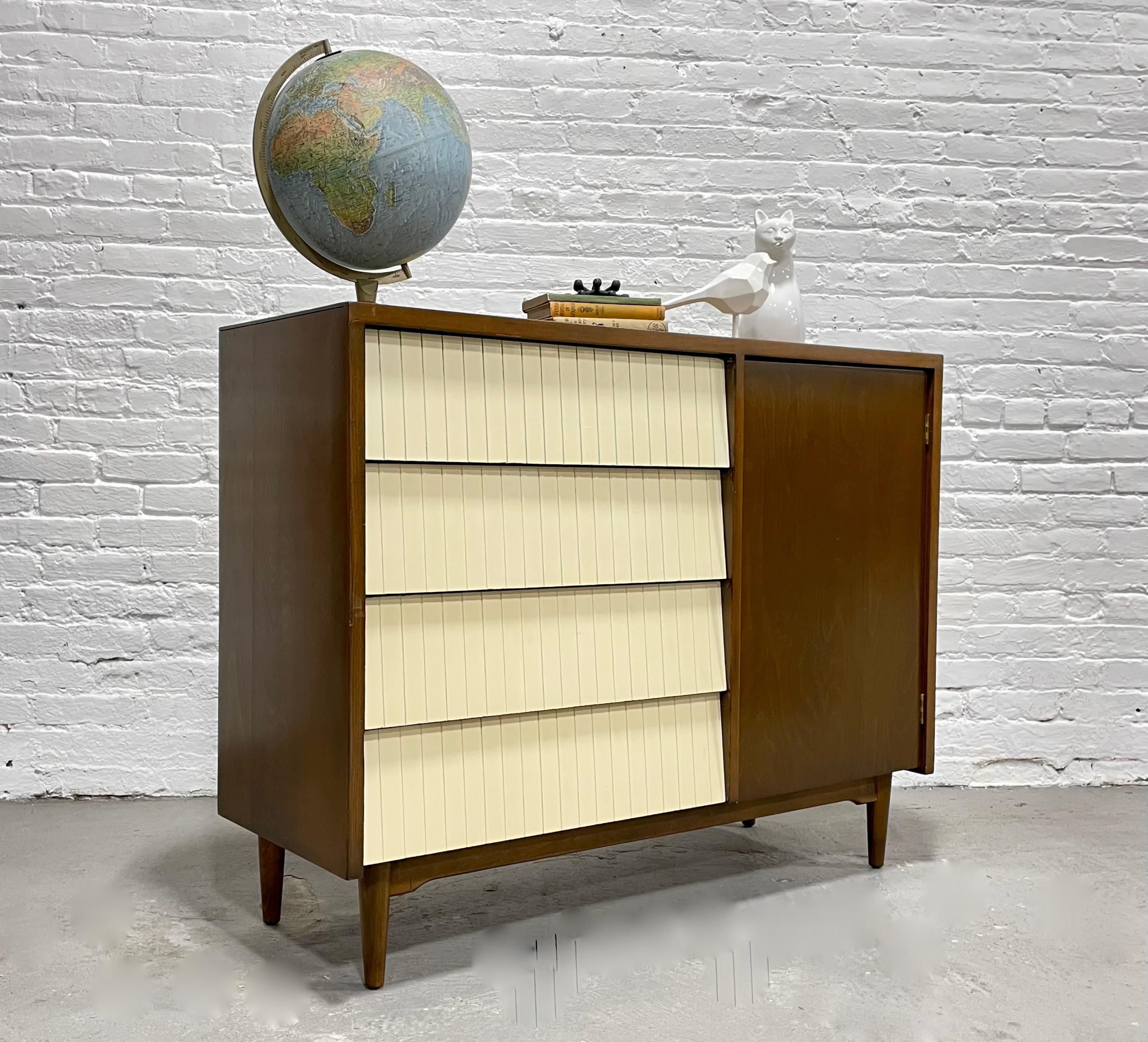 Set da letto in noce e bianco del Mid Century MODERN DRESSER by Lawrence Peabody in vendita 5