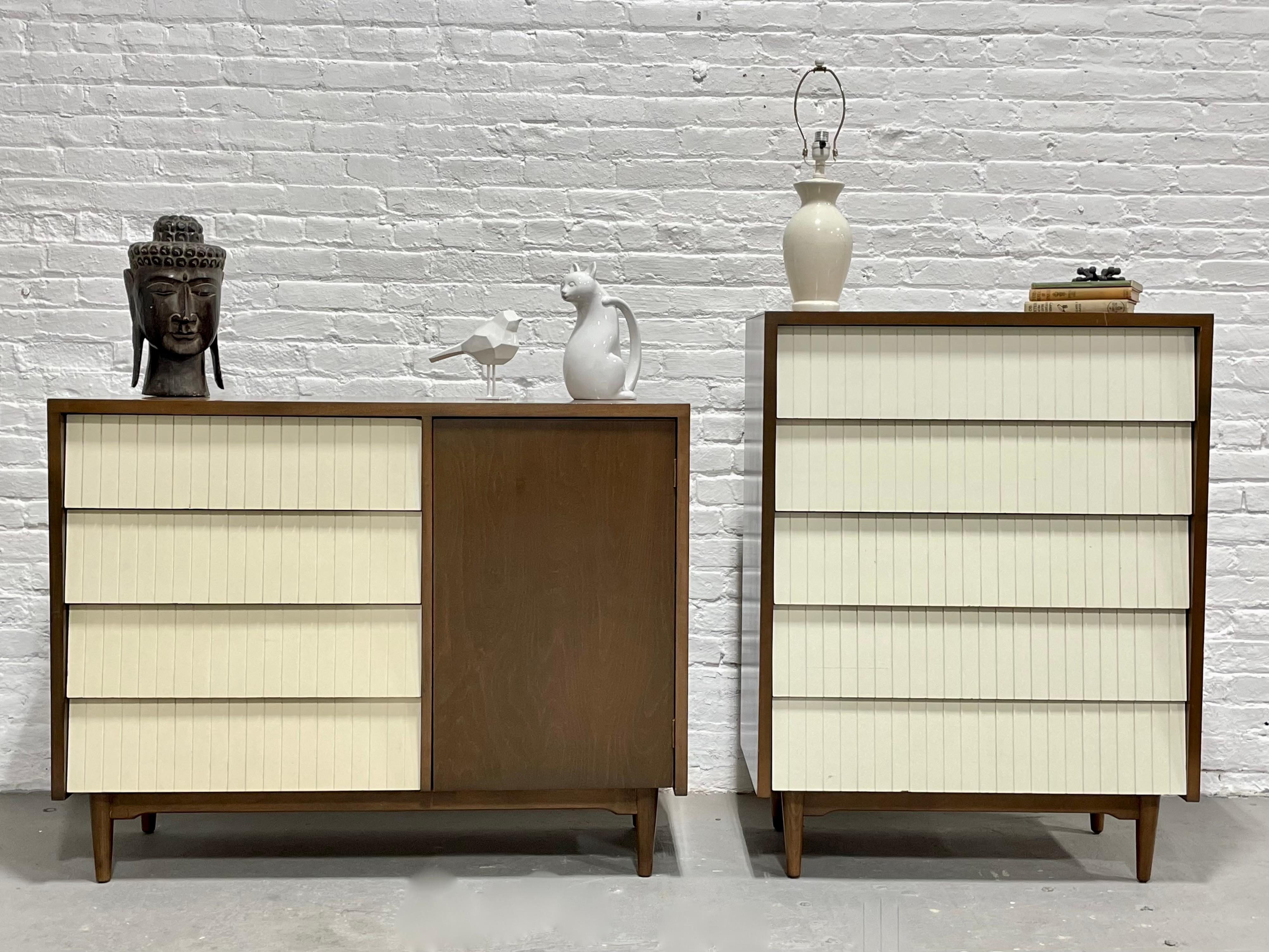 Mid-Century moderno Set da letto in noce e bianco del Mid Century MODERN DRESSER by Lawrence Peabody in vendita