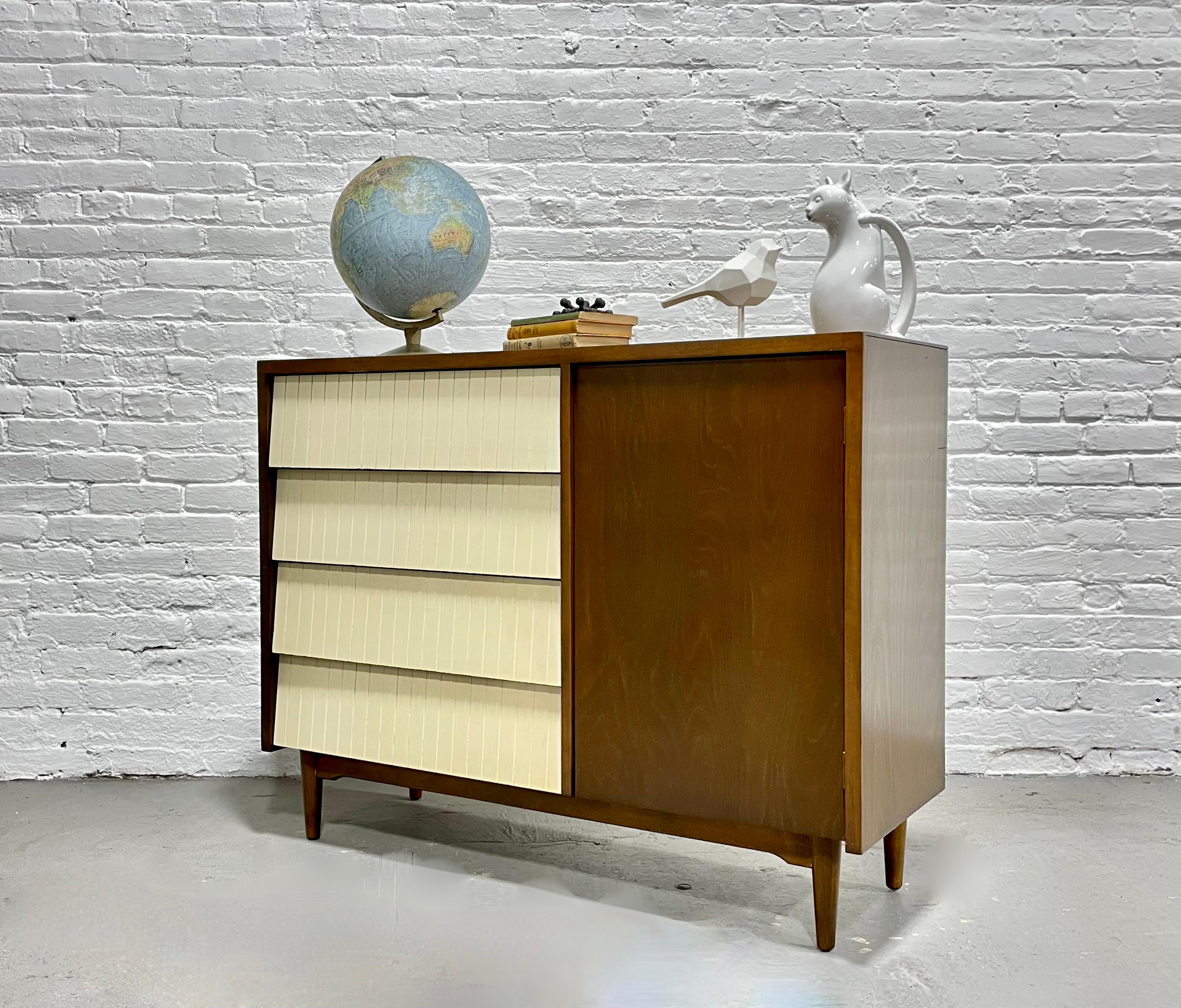 Set da letto in noce e bianco del Mid Century MODERN DRESSER by Lawrence Peabody In condizioni buone in vendita a Weehawken, NJ