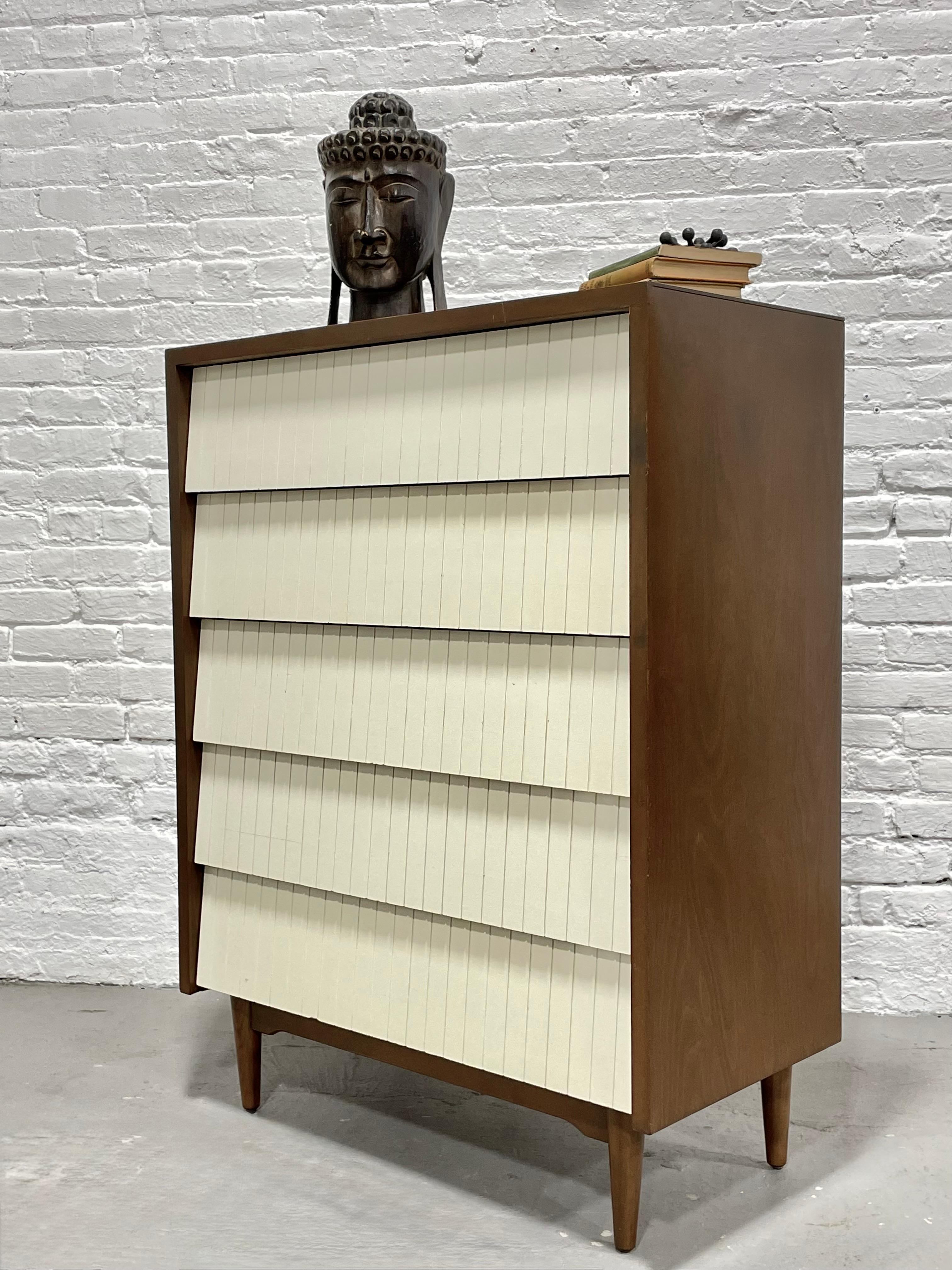 Metà XX secolo Set da letto in noce e bianco del Mid Century MODERN DRESSER by Lawrence Peabody in vendita