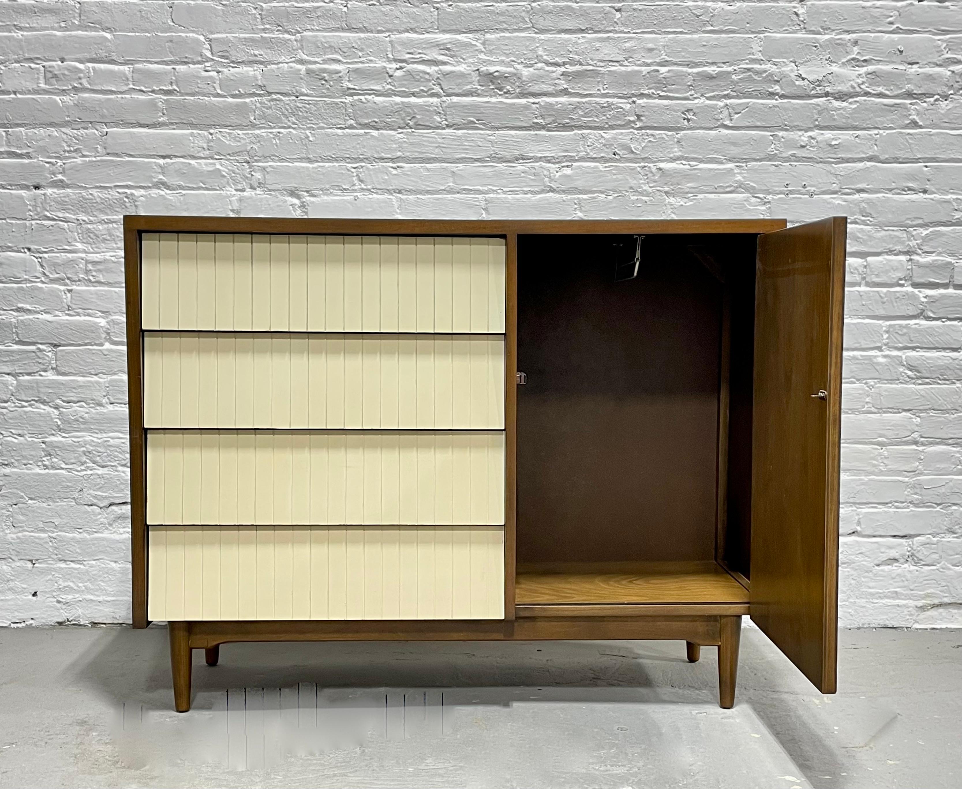 Set da letto in noce e bianco del Mid Century MODERN DRESSER by Lawrence Peabody in vendita 1