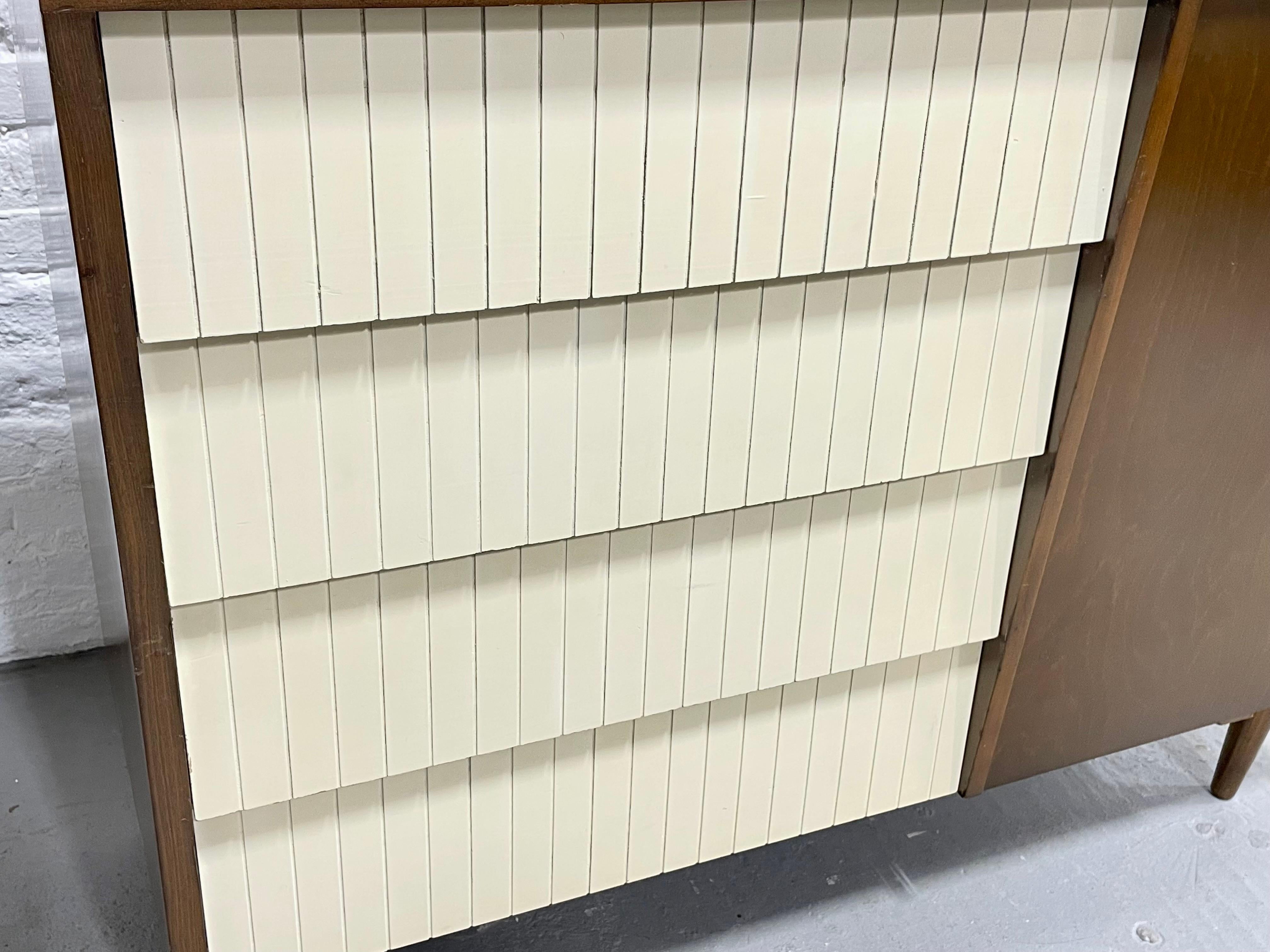 Set da letto in noce e bianco del Mid Century MODERN DRESSER by Lawrence Peabody in vendita 2