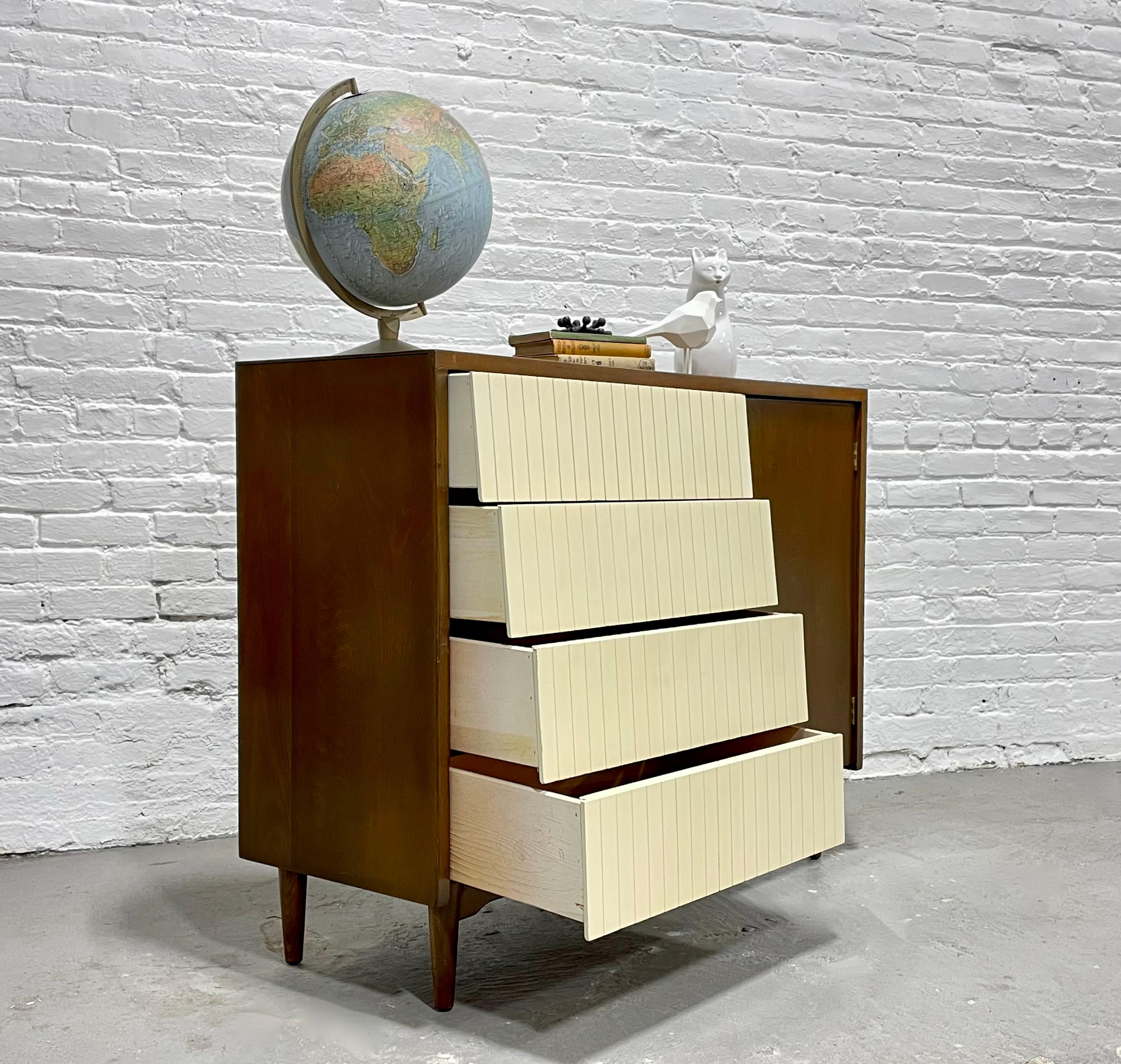 Set da letto in noce e bianco del Mid Century MODERN DRESSER by Lawrence Peabody in vendita 3
