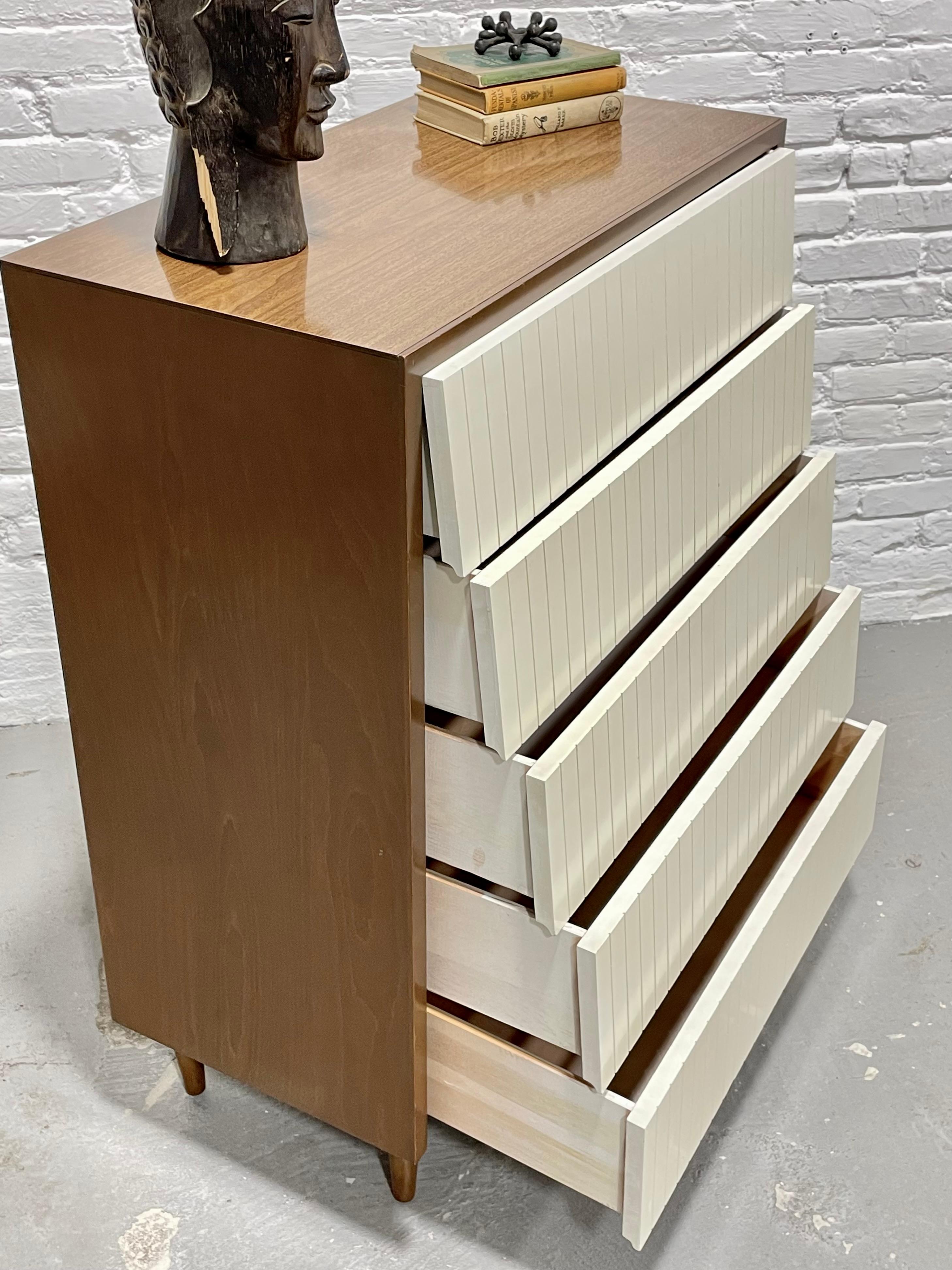 Legno VESTIGIO MODERNO DEL MEDIO SECOLO in noce e bianco di Lawrence Peabody per Child Craft in vendita