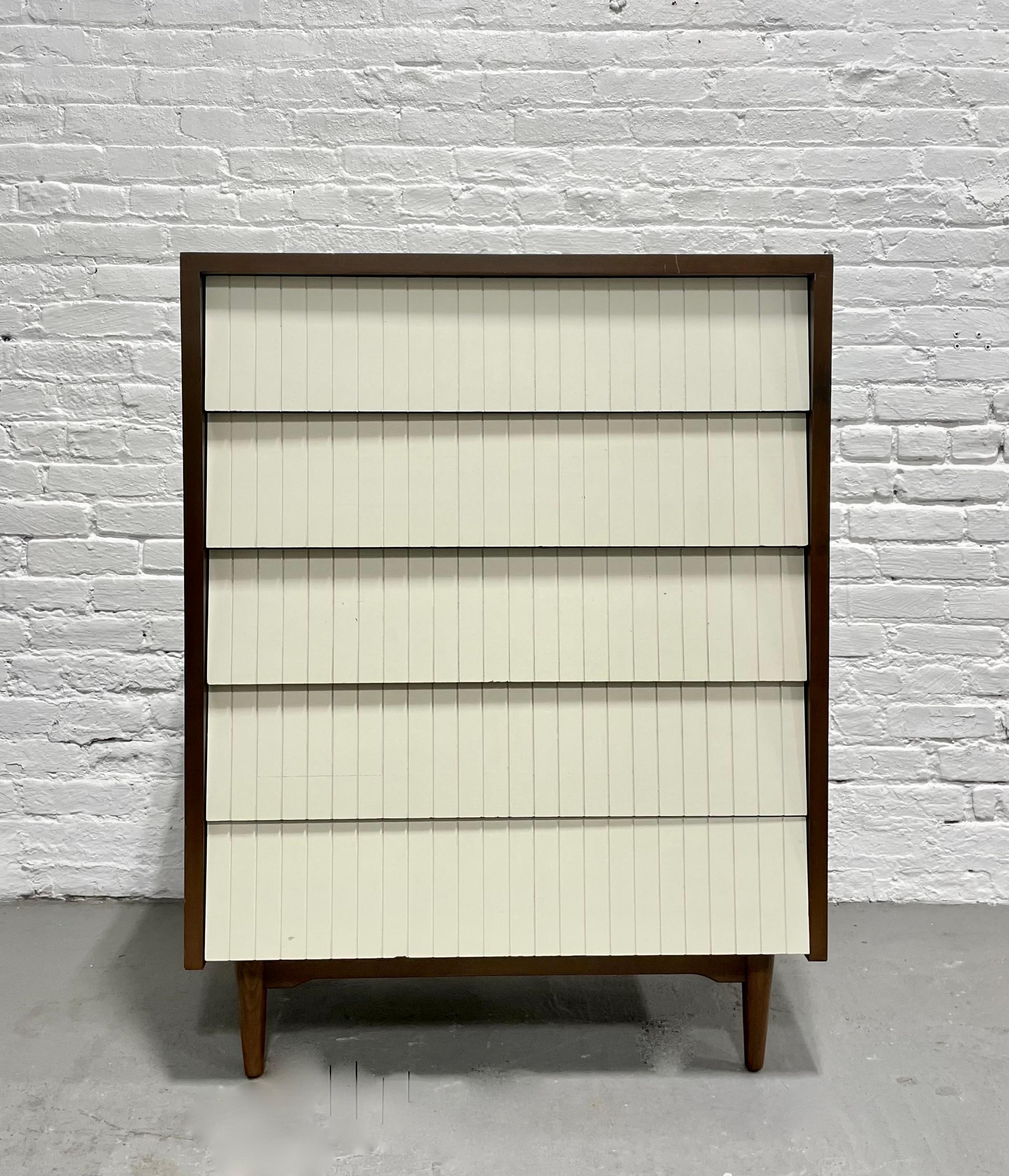 Comò moderno in noce e bianco di Lawrence Peabody per Child Craft, 1960 circa. Cinque cassetti profondi e spaziosi che offrono un ampio spazio di archiviazione. Superficie in laminato con venature del legno. Condizioni vintage molto belle, usura