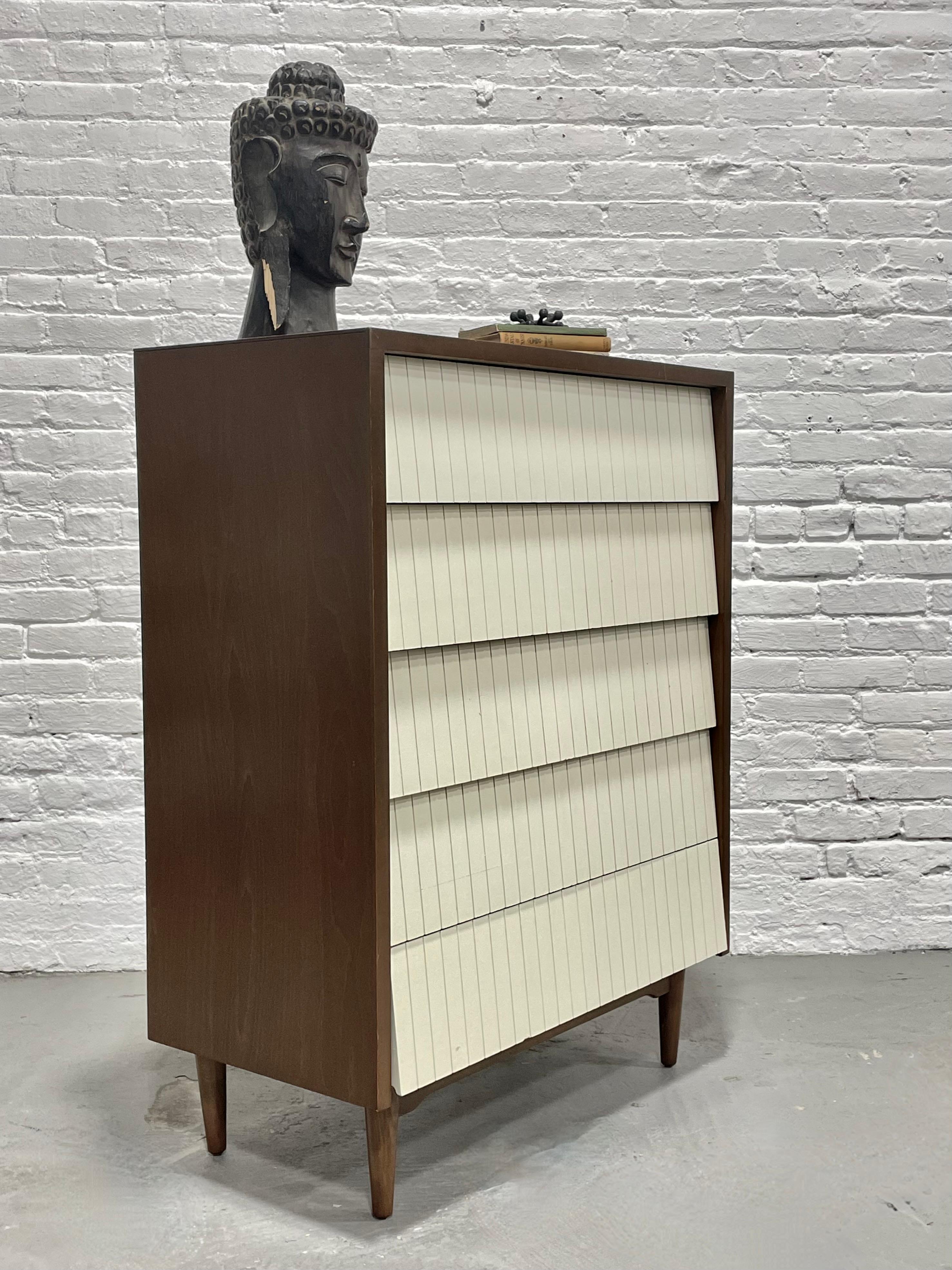 Mid-Century moderno VESTIGIO MODERNO DEL MEDIO SECOLO in noce e bianco di Lawrence Peabody per Child Craft in vendita