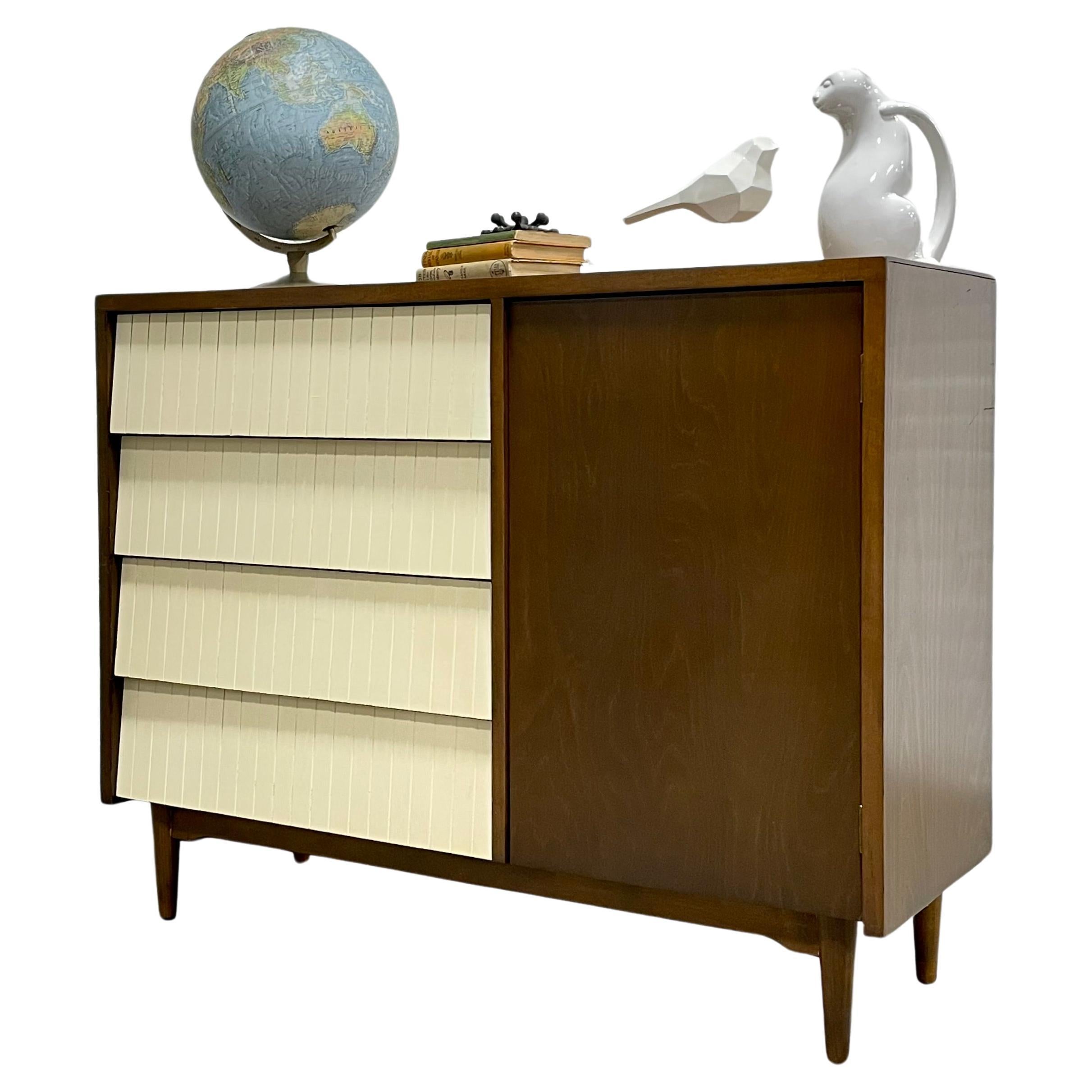 MODERN Mid Century Gentlemen's Chest / DRESSER Lawrence Peabody, Nussbaum + Weiß, Herrenkommode im Angebot