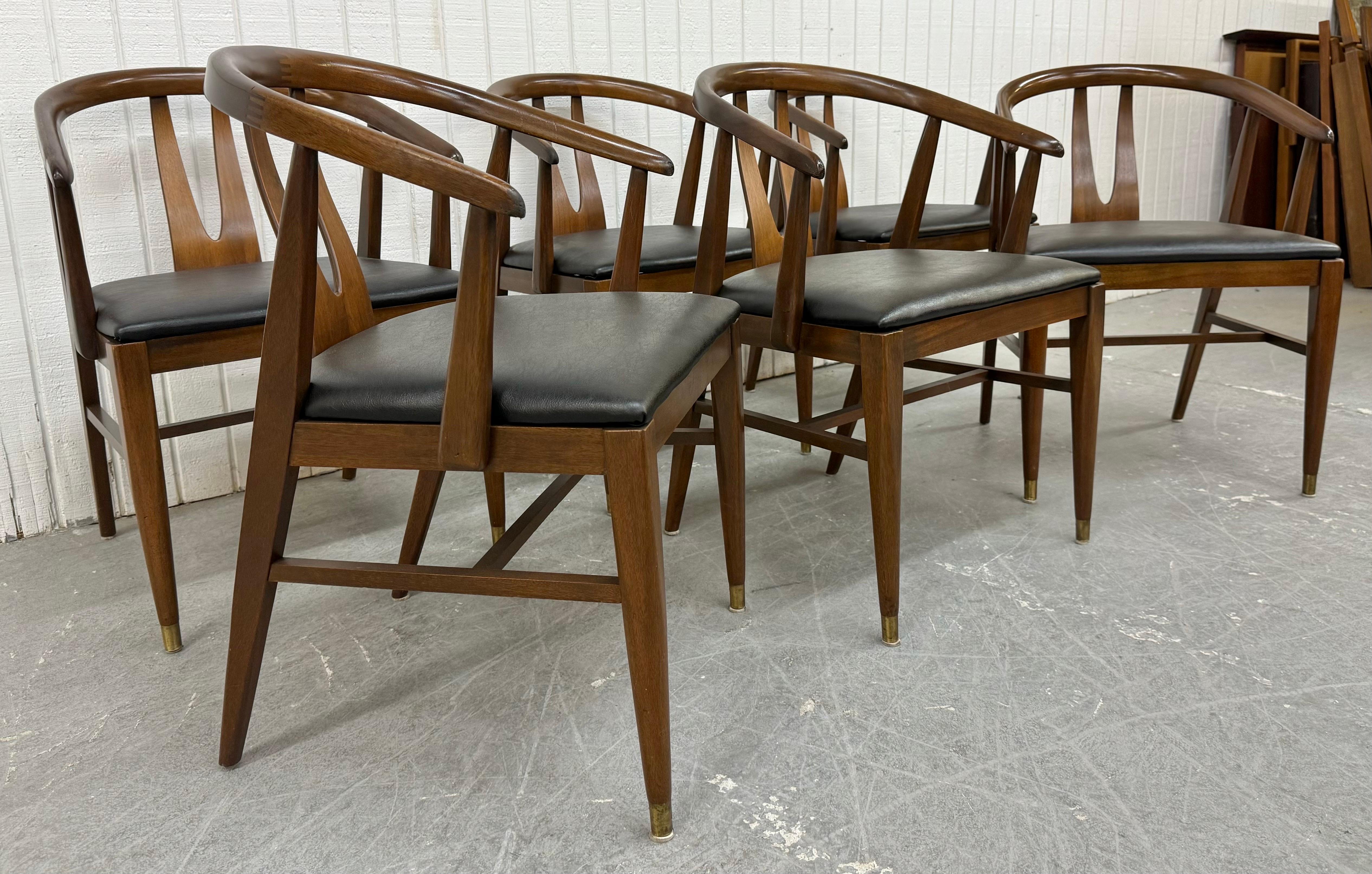 Questo annuncio si riferisce a un set di sei sedie da pranzo Wishbone in legno di noce di epoca moderna. Il design a spina di pesce con schienale arrotondato, le gambe moderne, i sedili in vinile nero appena imbottiti e la splendida finitura in