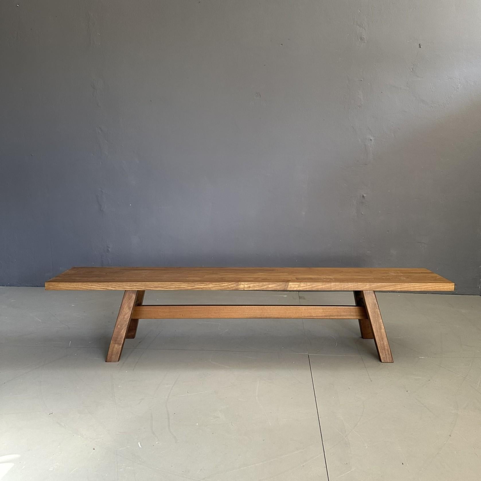 

Walnut wood bench dating back to around the 1970s, Italian manufacturing.
The bench has simple and solid lines.
Very good condition, however it may show traces of age.