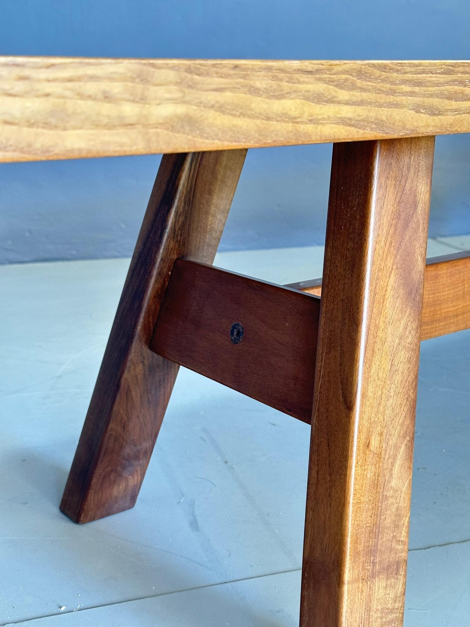 Mid-Century modern walnut wood bench dating 1970s Italian manufacturing In Fair Condition For Sale In Milan, IT
