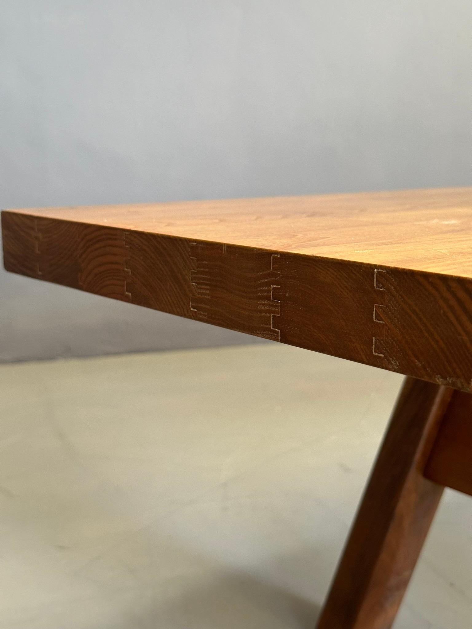 Late 20th Century Mid-Century modern walnut wood bench dating 1970s Italian manufacturing For Sale
