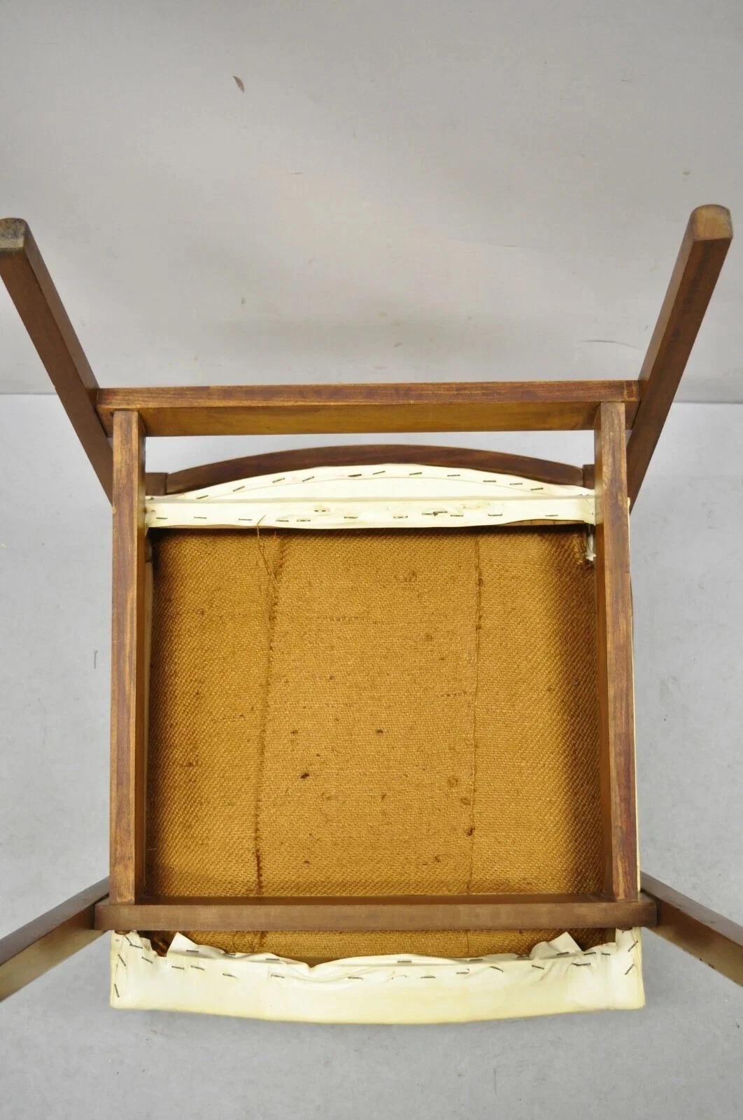 Sillón moderno de mediados de siglo con estructura de madera de nogal y tapizado de vinilo en venta 3