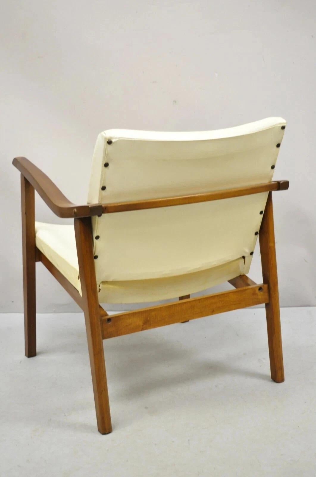 Sillón moderno de mediados de siglo con estructura de madera de nogal y tapizado de vinilo Moderno de mediados de siglo en venta
