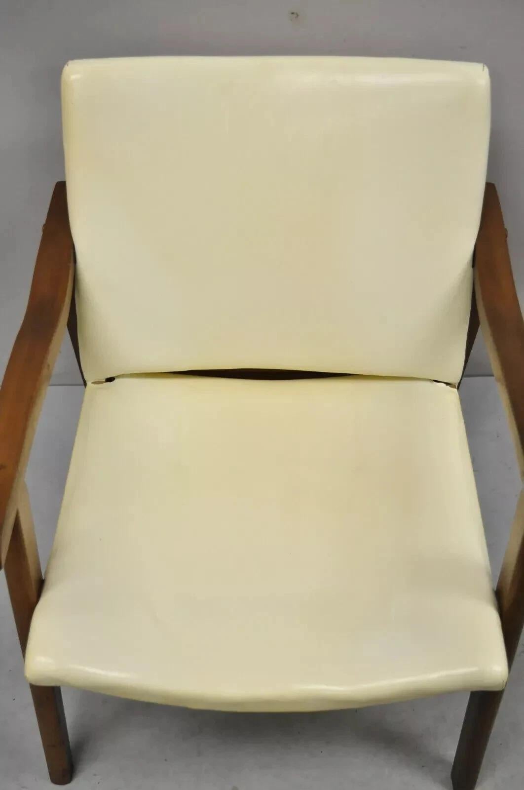 Sillón moderno de mediados de siglo con estructura de madera de nogal y tapizado de vinilo Desconocido en venta