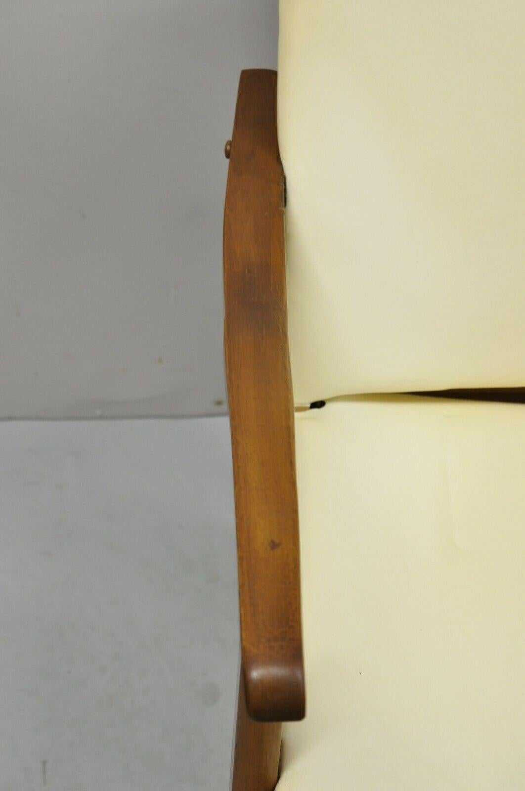Mid-Century Modern Walnut Wood Frame Vinyl Upholstered Lounge Arm Chair In Good Condition For Sale In Philadelphia, PA