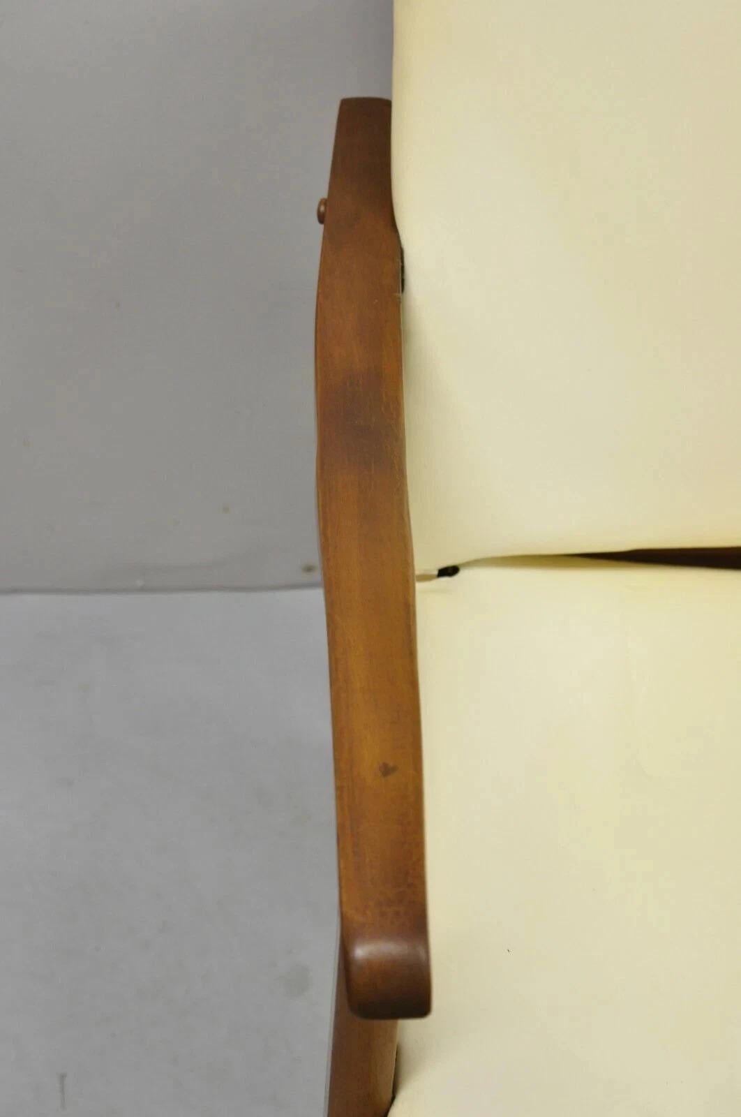 Sillón moderno de mediados de siglo con estructura de madera de nogal y tapizado de vinilo siglo XX en venta