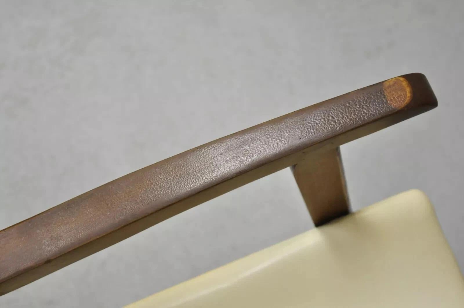 Sillón moderno de mediados de siglo con estructura de madera de nogal y tapizado de vinilo Nogal en venta